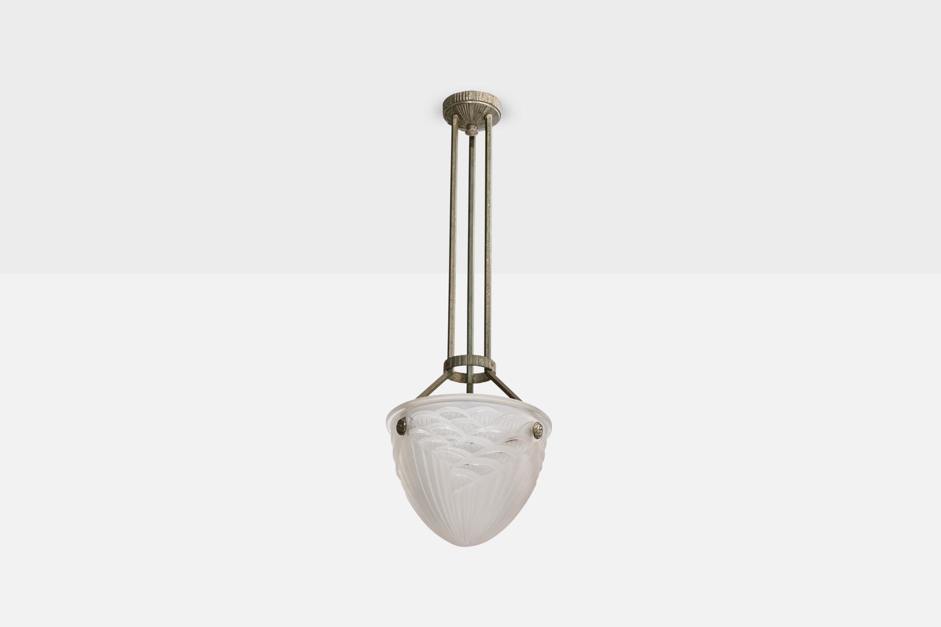 Una lampada a sospensione in metallo e vetro progettata e prodotta in Francia, negli anni '40 circa.

Dimensioni complessive (pollici): 29,0 