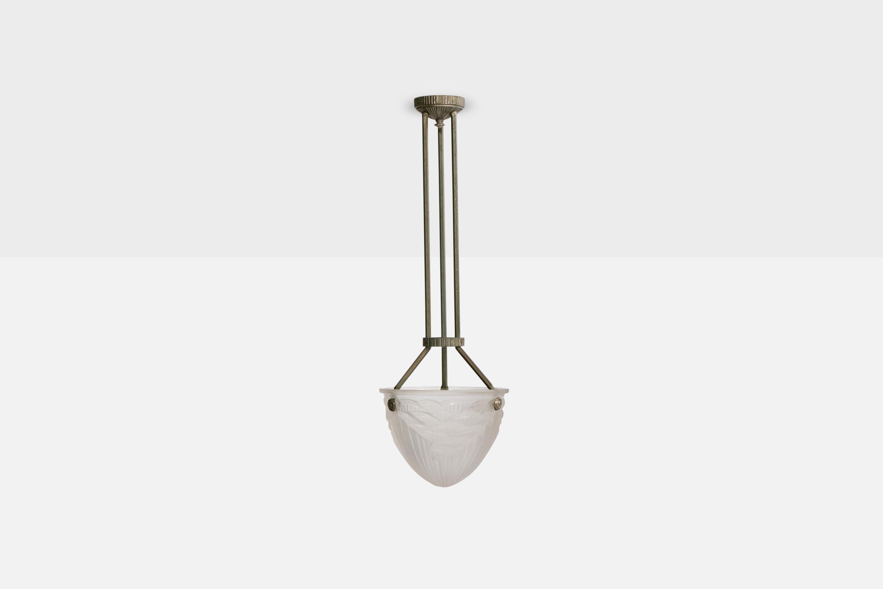 Francese Designer francese, lampada a sospensione, vetro, metallo, Francia, anni '40 in vendita