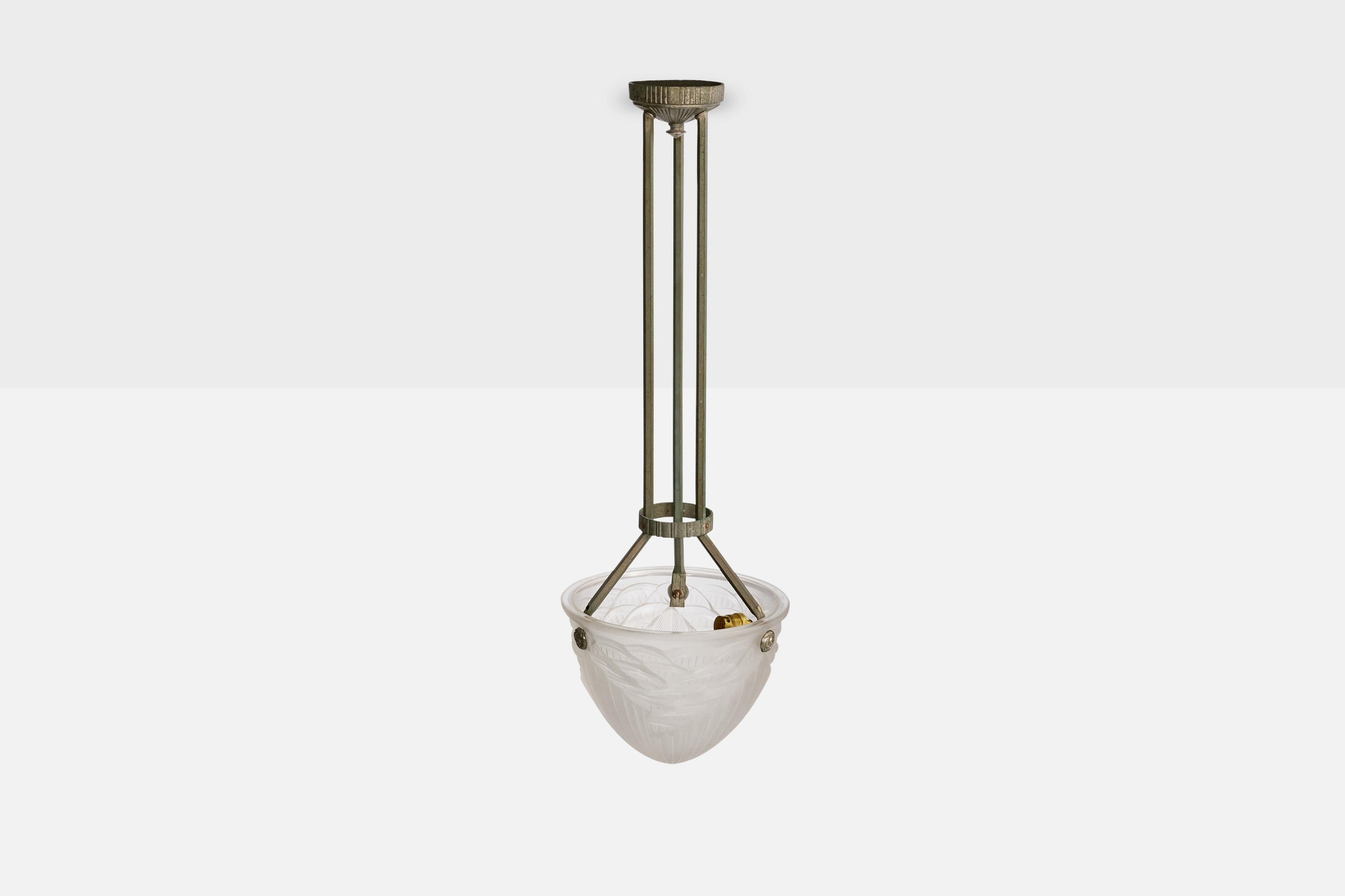 Designer francese, lampada a sospensione, vetro, metallo, Francia, anni '40 In condizioni buone in vendita a High Point, NC