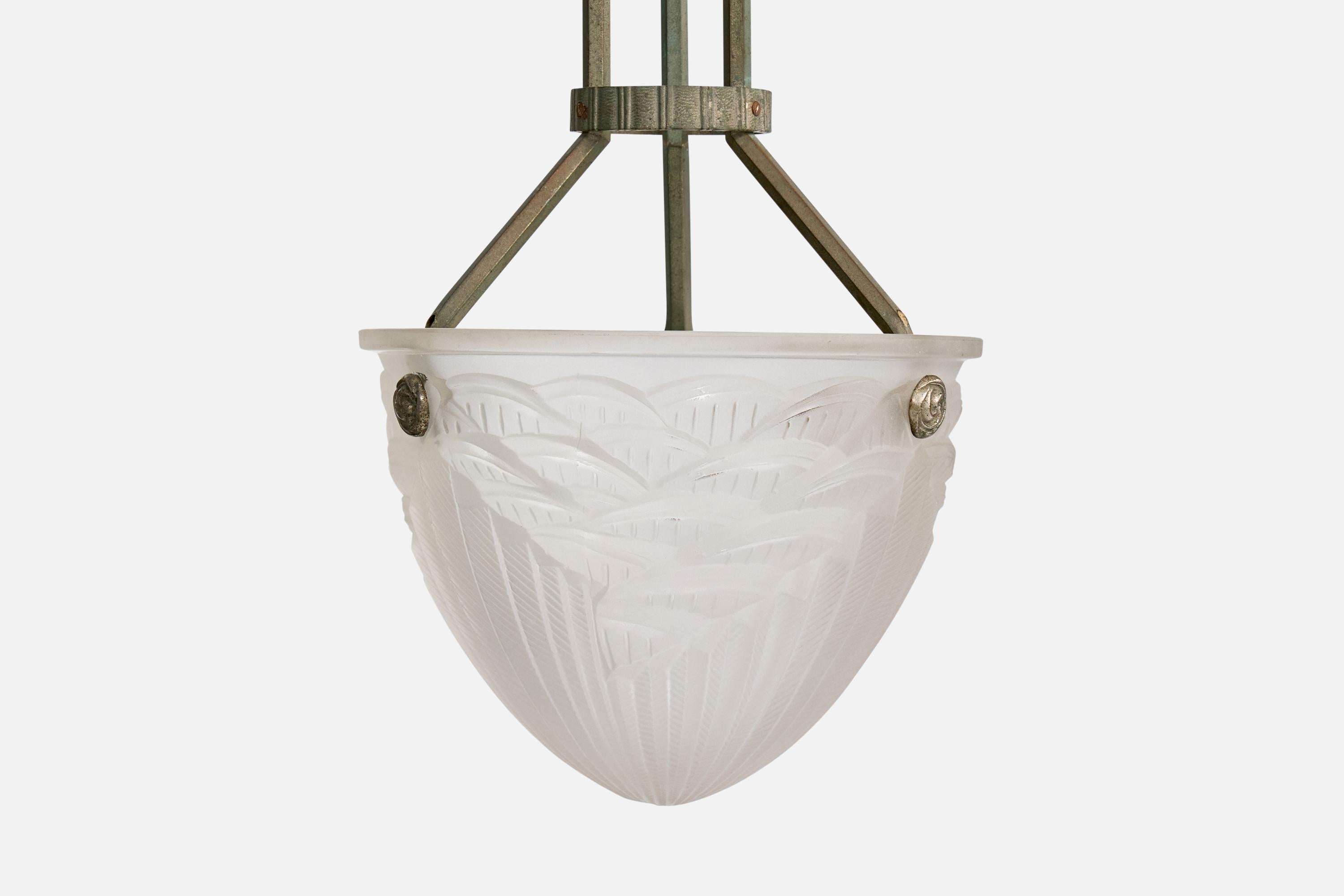 Metà XX secolo Designer francese, lampada a sospensione, vetro, metallo, Francia, anni '40 in vendita