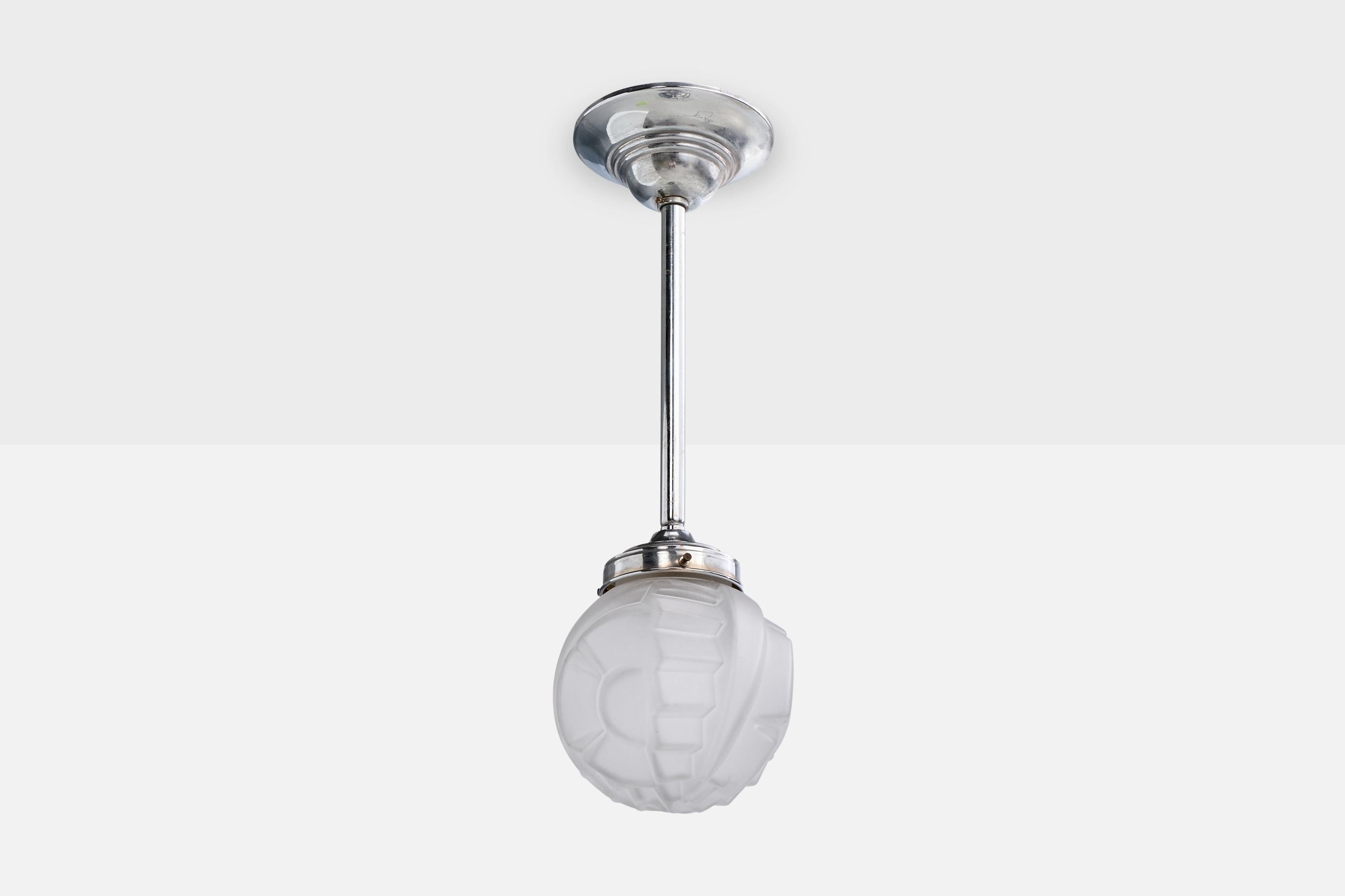 Pendelleuchte aus Nickel und Glas, entworfen und hergestellt in Frankreich, ca. 1930er Jahre.

Gesamtabmessungen (Zoll): 17,0 