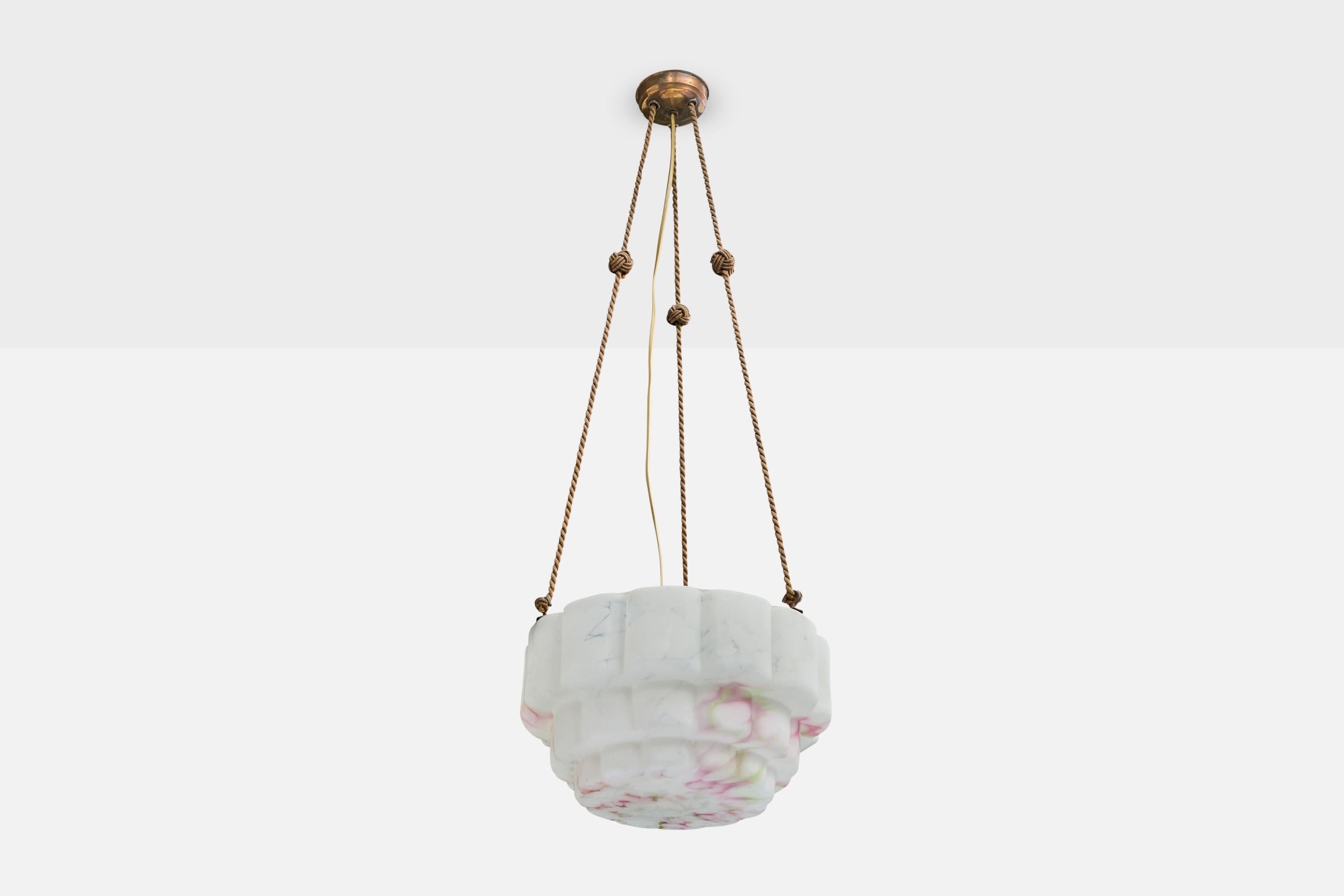Una lampada a sospensione in vetro marmorizzato, corda marrone e ottone progettata e prodotta in Francia, negli anni '30 circa.

Dimensioni complessive (pollici): 32,25 
