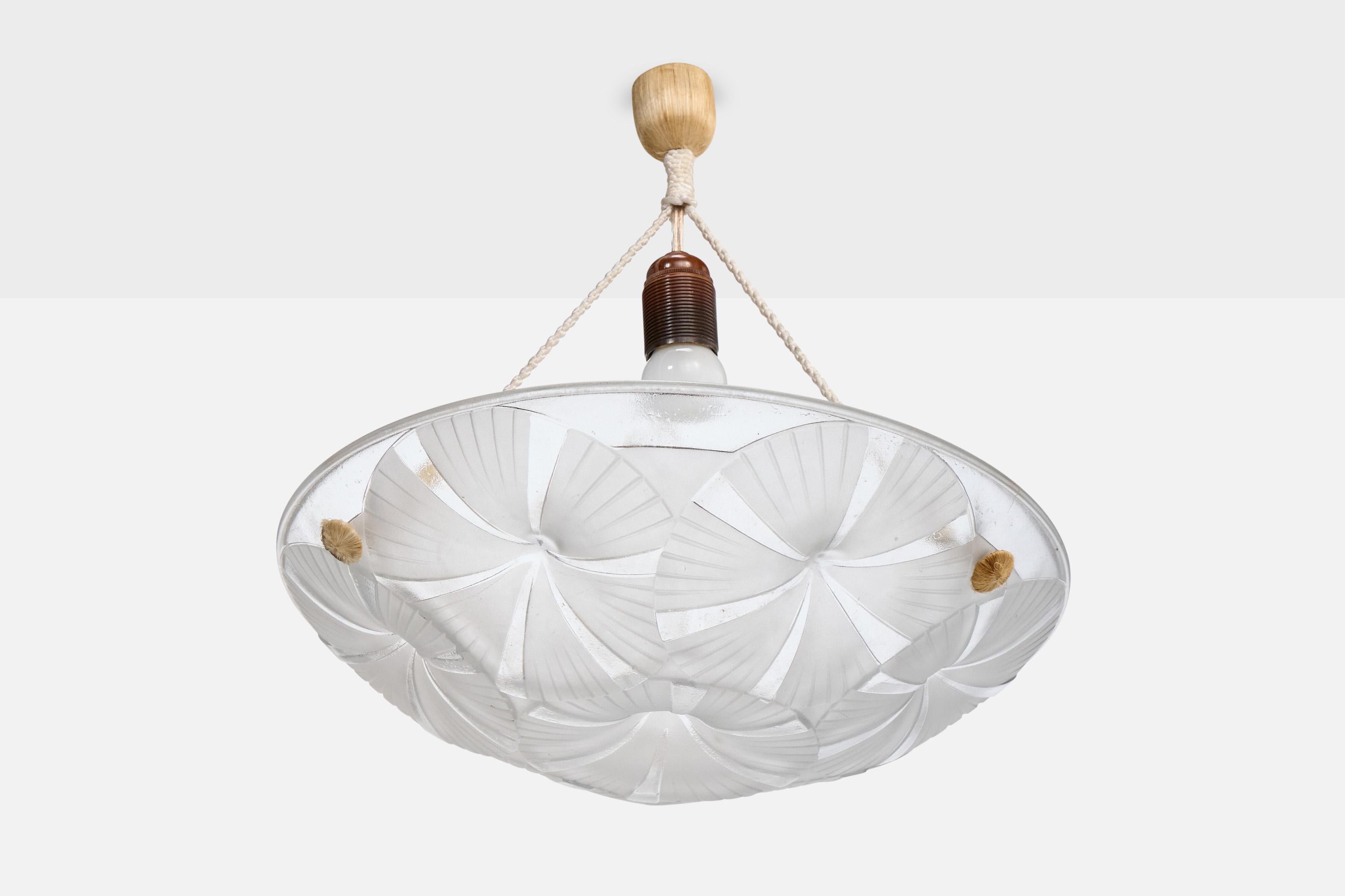 Una lampada a sospensione in vetro acidato e corda beige progettata e prodotta in Francia, negli anni '30 circa.

Dimensioni complessive (pollici): 14,75 