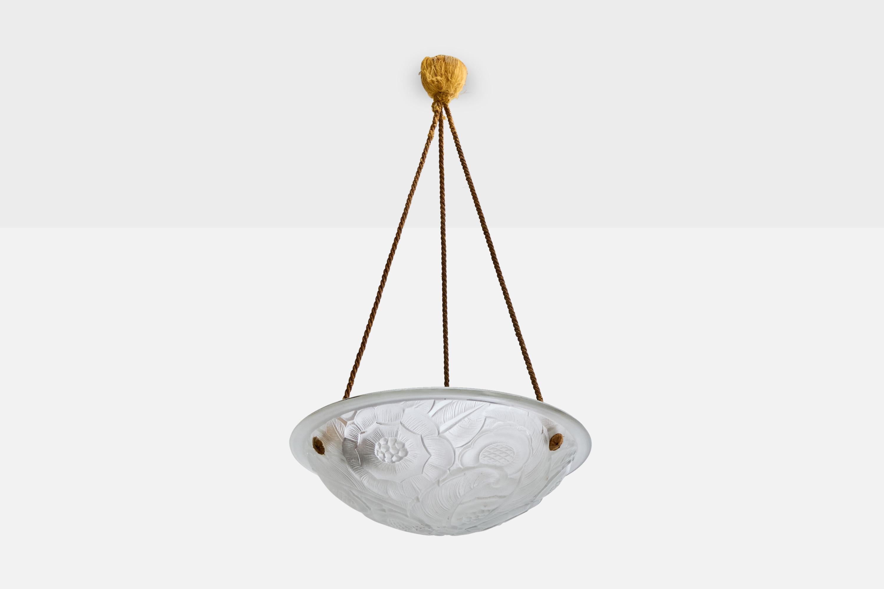 Lampada a sospensione in vetro e corda beige progettata e prodotta in Francia, anni '30 circa.

Usura e vernice bianca presenti sul tettuccio come illustrato

Dimensioni complessive (pollici): 25,4 