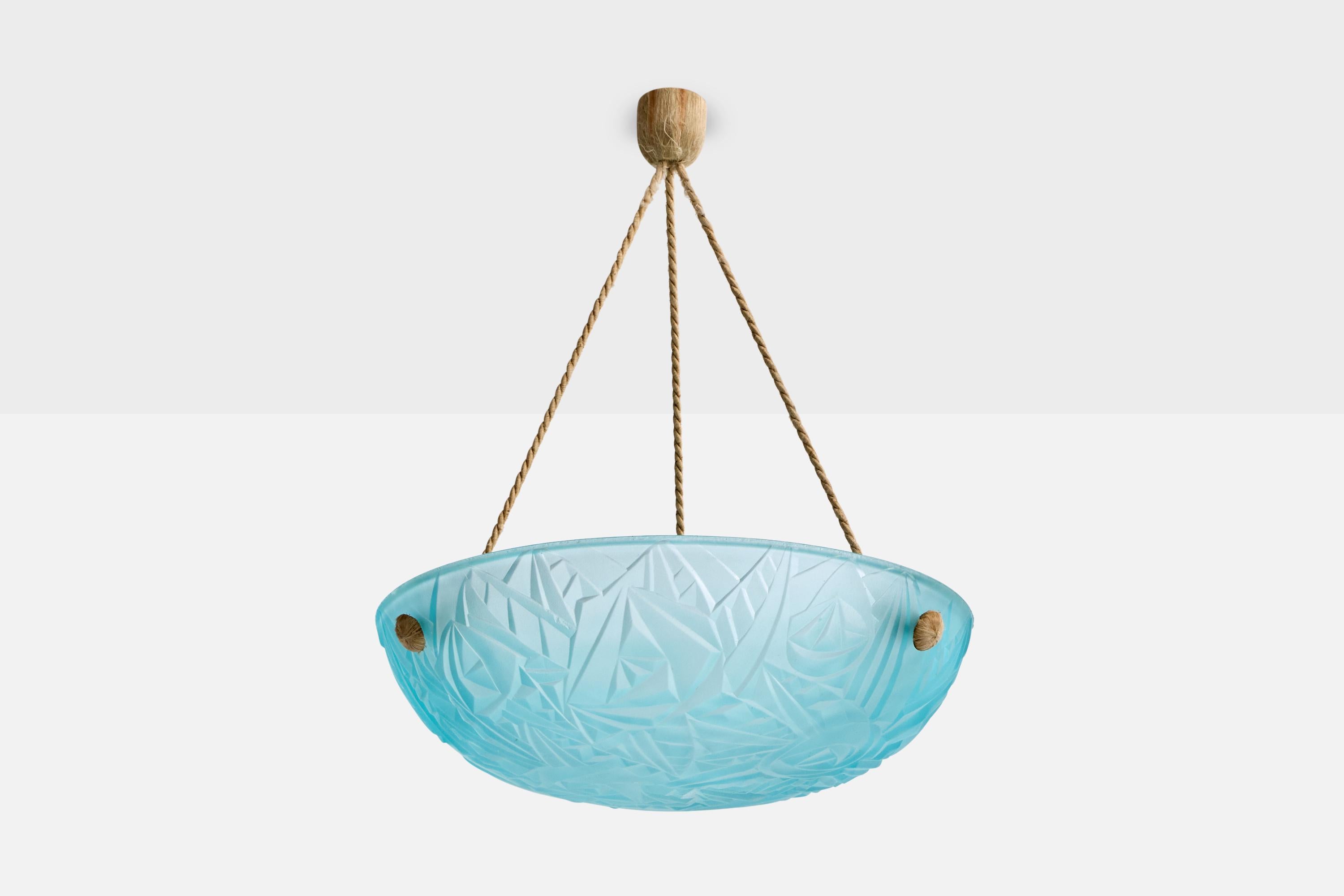 Suspension en verre bleu et corde beige, conçue et produite en France, C.C..

Usure correspondant à l'âge et à l'usage.

Dimensions globales (pouces) : 21,5
