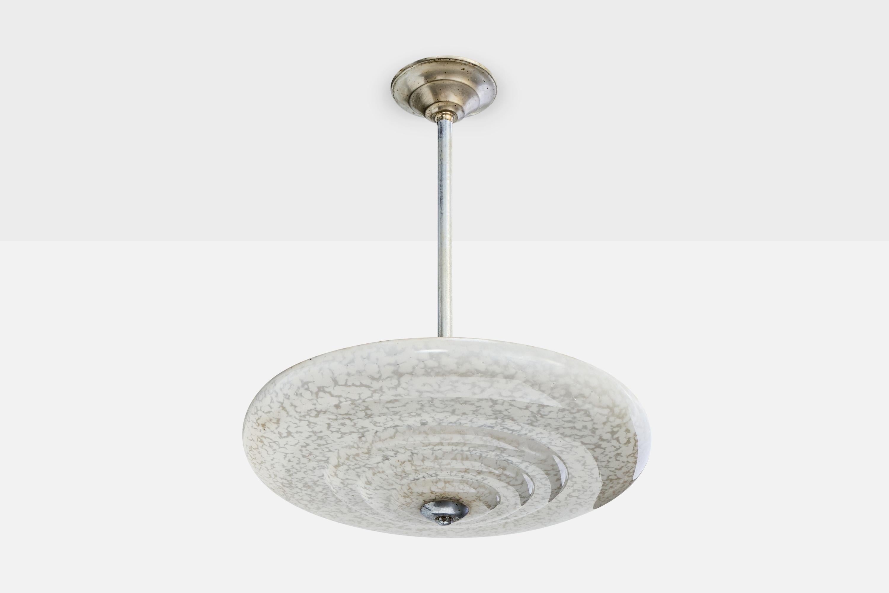 Una lampada a sospensione in metallo e vetro marmorizzato probabilmente disegnata e prodotta in Francia, negli anni '20 circa.

Dimensioni complessive (pollici): 19.0 