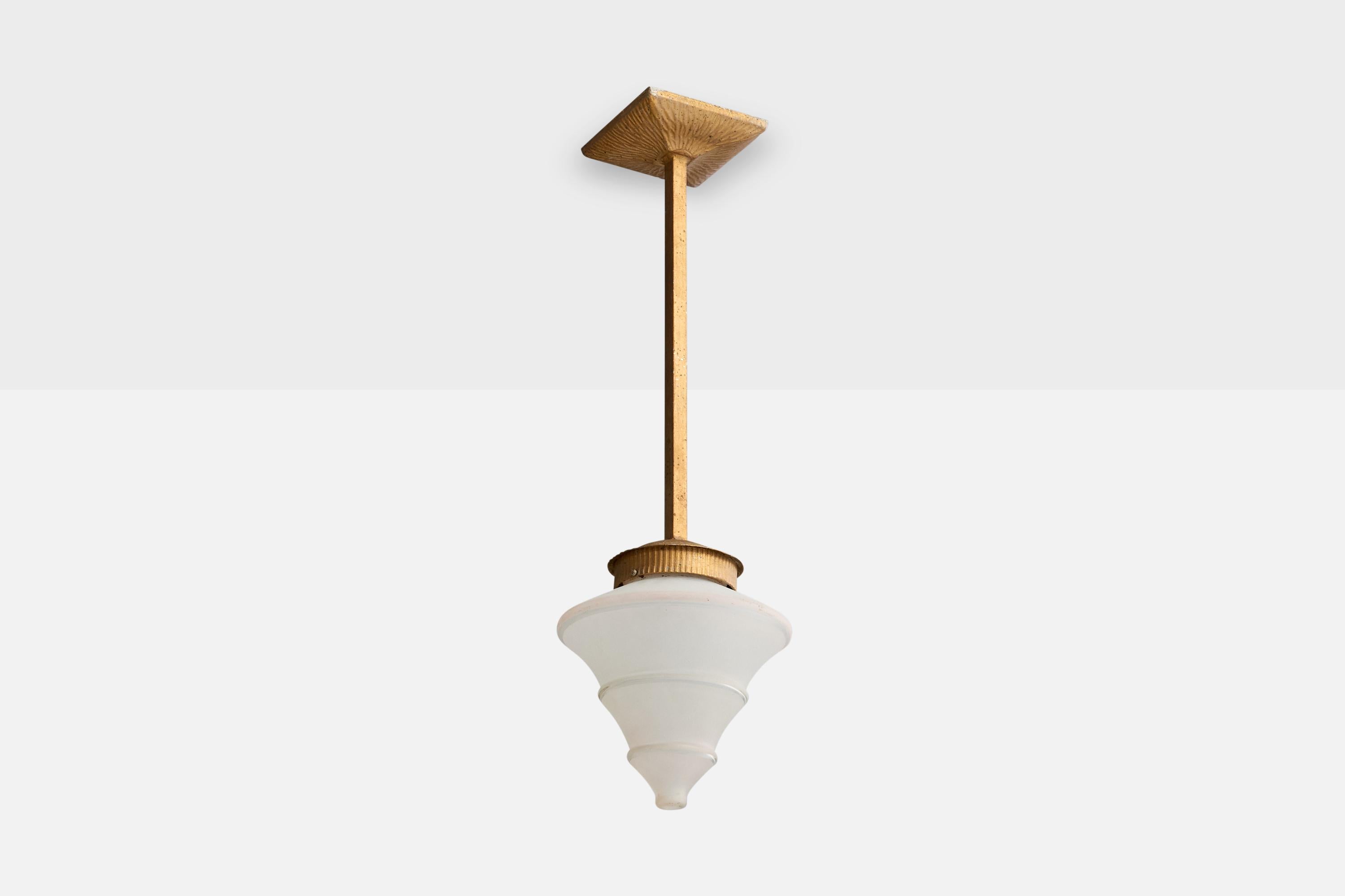 Suspension en métal peint à l'or et en verre opalin blanc, conçue et produite en France, c.C. 1930.

Présence d'oxydation sur le laiton

Usure correspondant à l'âge et à l'usage.

Dimensions globales (pouces) : 26,5