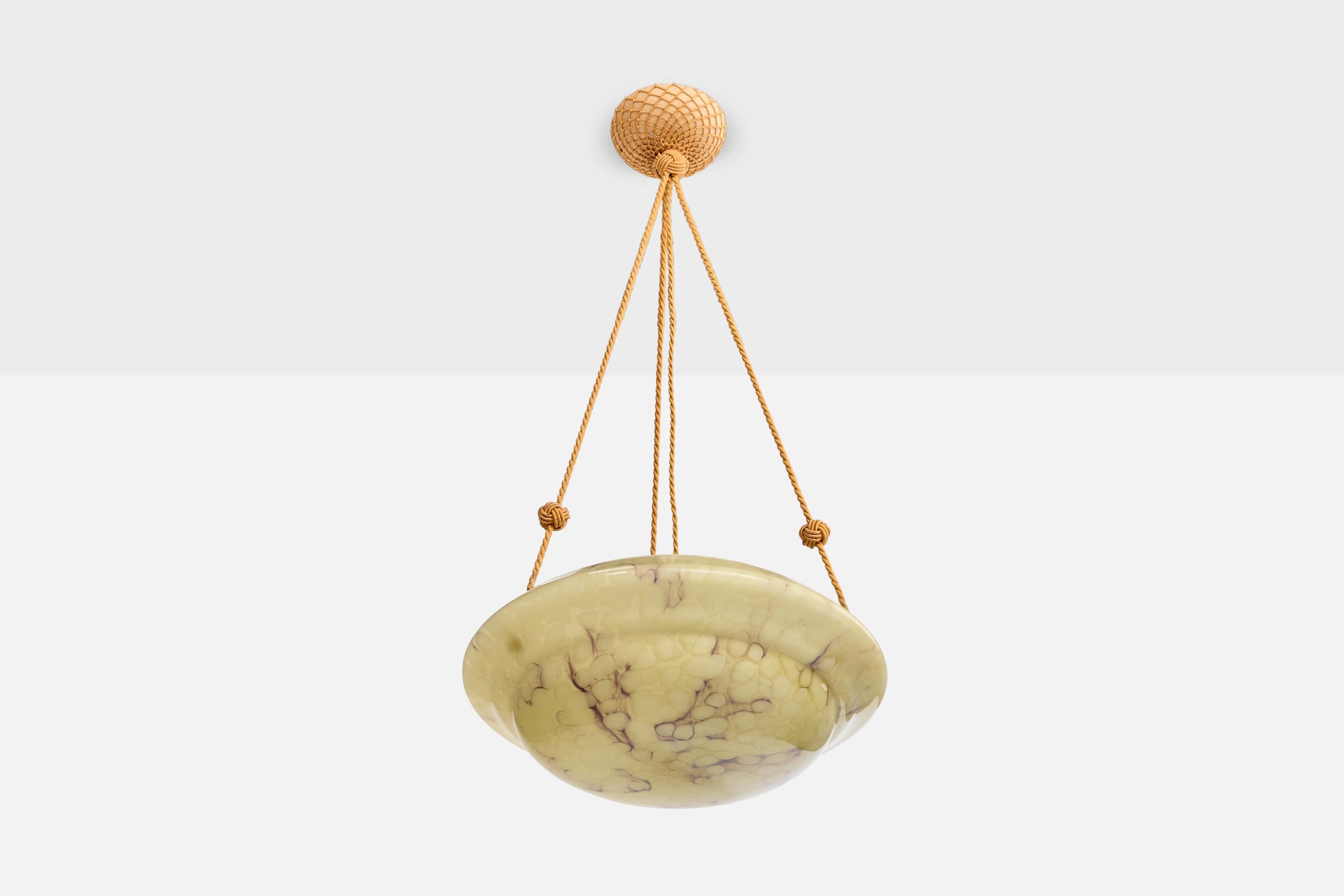 Una lampada a sospensione in vetro color alabastro e corda marrone probabilmente progettata e prodotta in Francia, negli anni '30 circa.

Dimensioni complessive (pollici): 27,0 