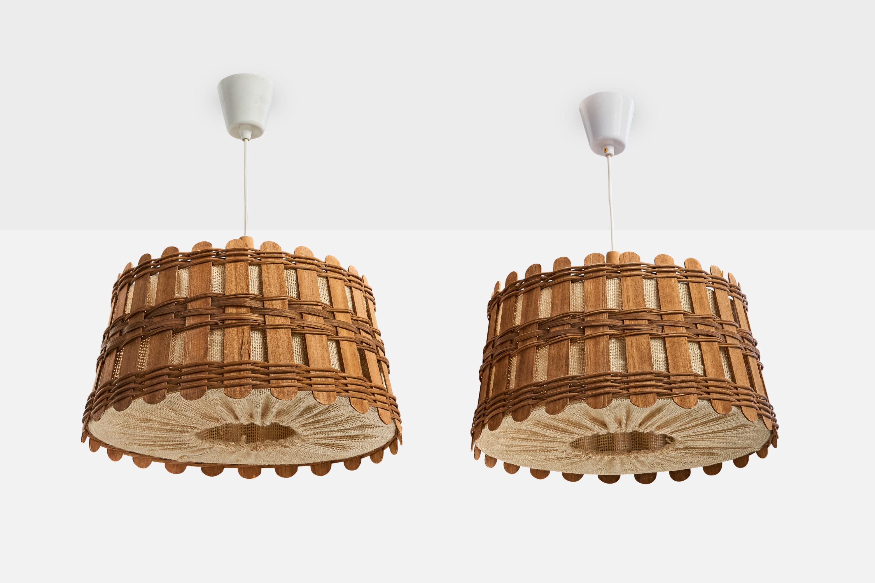 Coppia di lampade a sospensione in legno, rattan e iuta marrone progettate e prodotte in Francia, anni '50 circa.

Dimensioni complessive (pollici): 22.25 