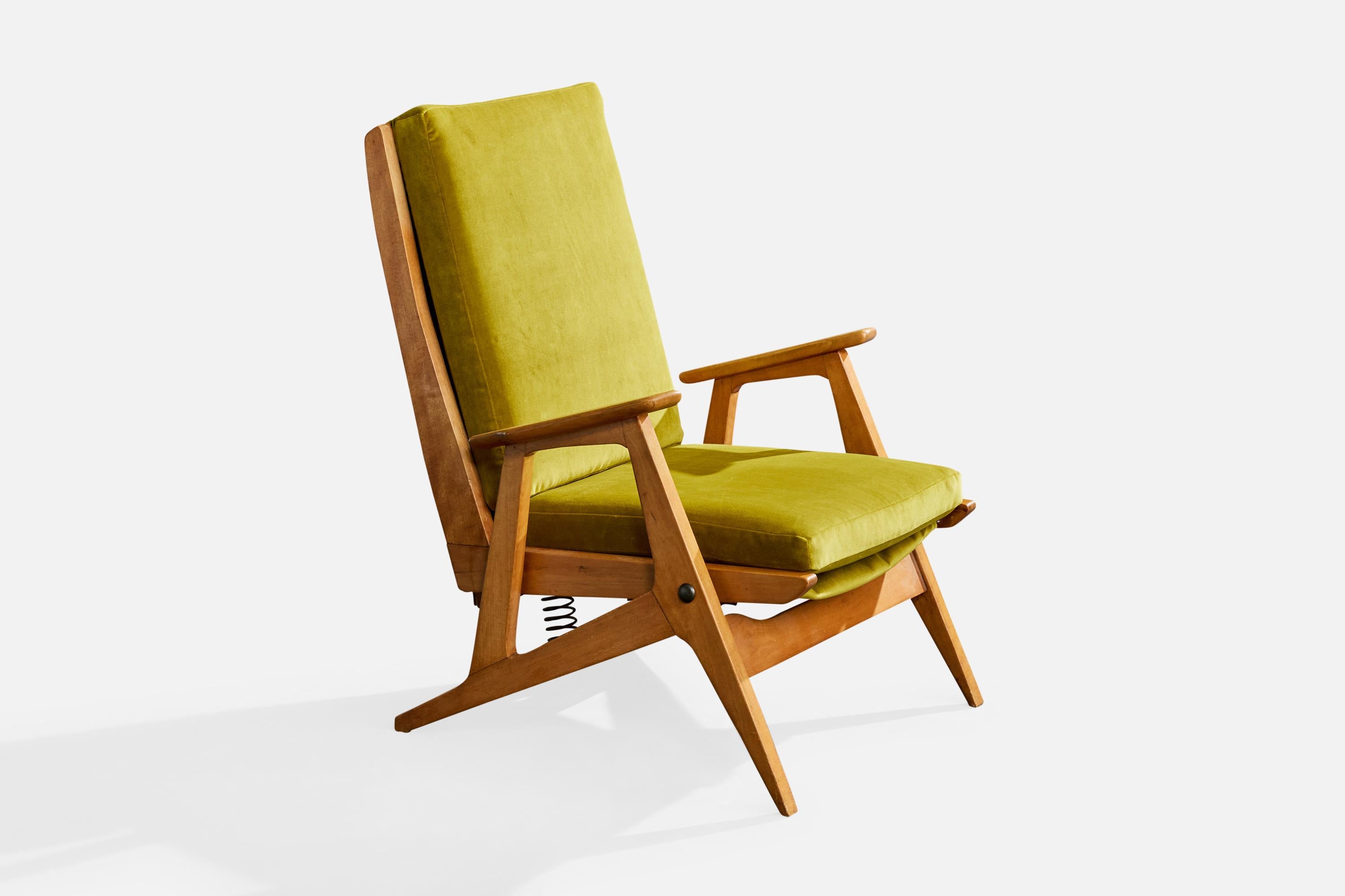 Chaise longue à bascule en velours vert et bois, conçue et produite en France, C.C.

Le cadre en bois présente de légères imperfections au niveau des accoudoirs, des pieds et du revêtement du dossier.

Rembourré en velours neuf.

Dimensions globales