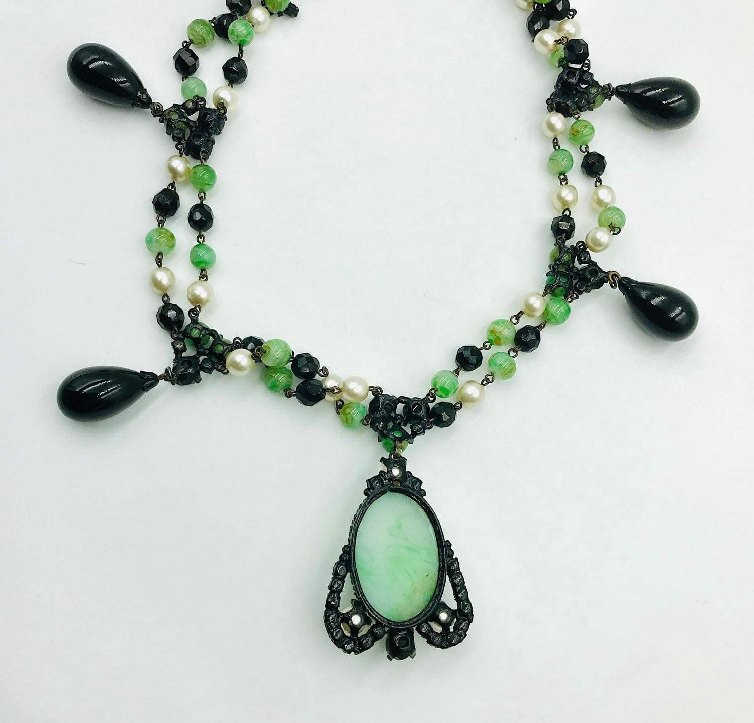 Un'insolita e rarissima collana dei primi anni '60 creata da Roger Scemama per Christian Dior.

Questa bellissima e straordinaria collana rara, con una splendida combinazione di colori di vetro colato verde e nero su una struttura in metallo con