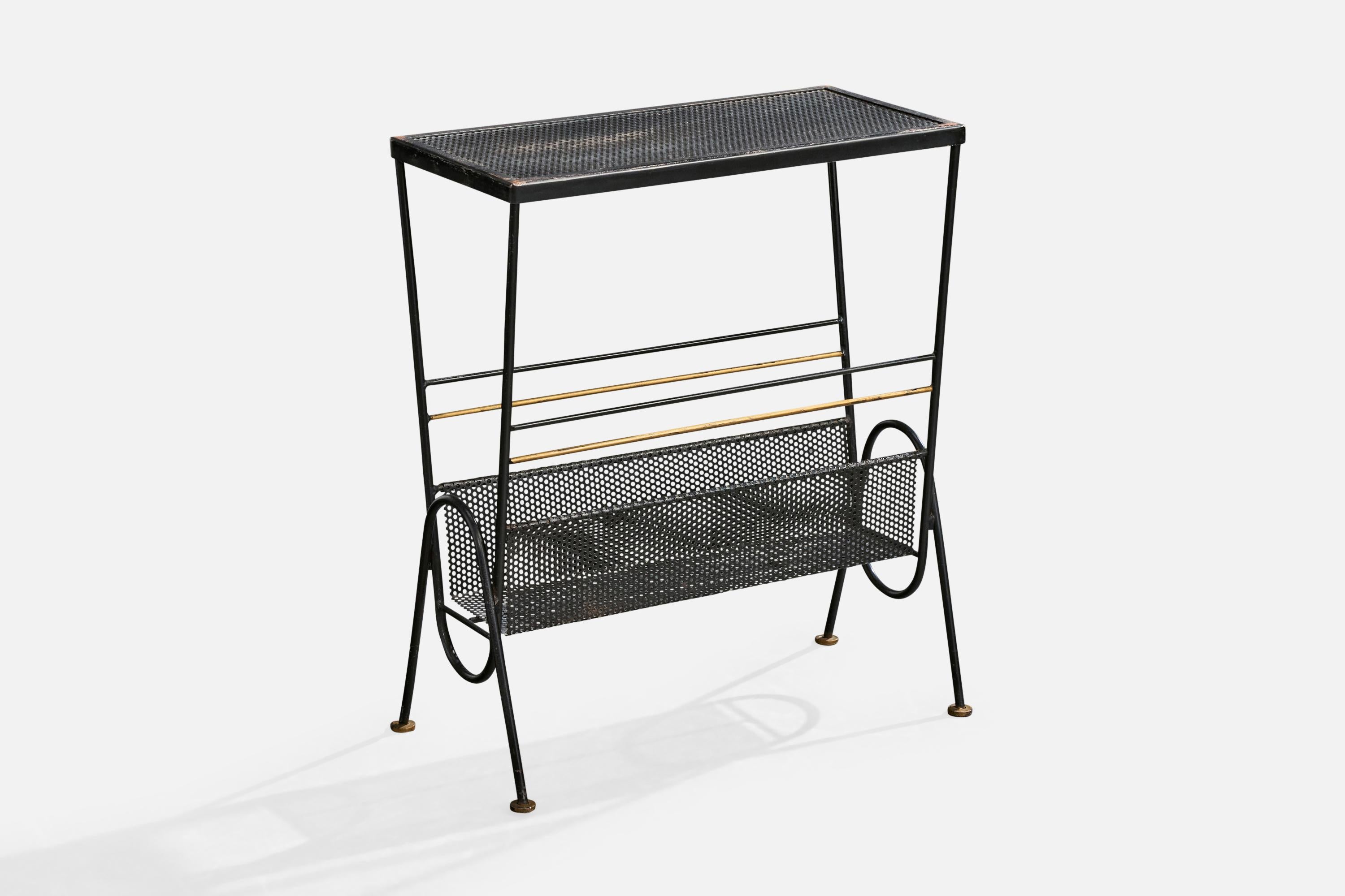 Tavolino in metallo laccato nero e ottone con portariviste, probabilmente progettato e prodotto in Francia, negli anni '50 circa.

Ossidazione da leggera a moderata presente in tutto il pezzo.

Dimensioni complessive (pollici): 23,625 