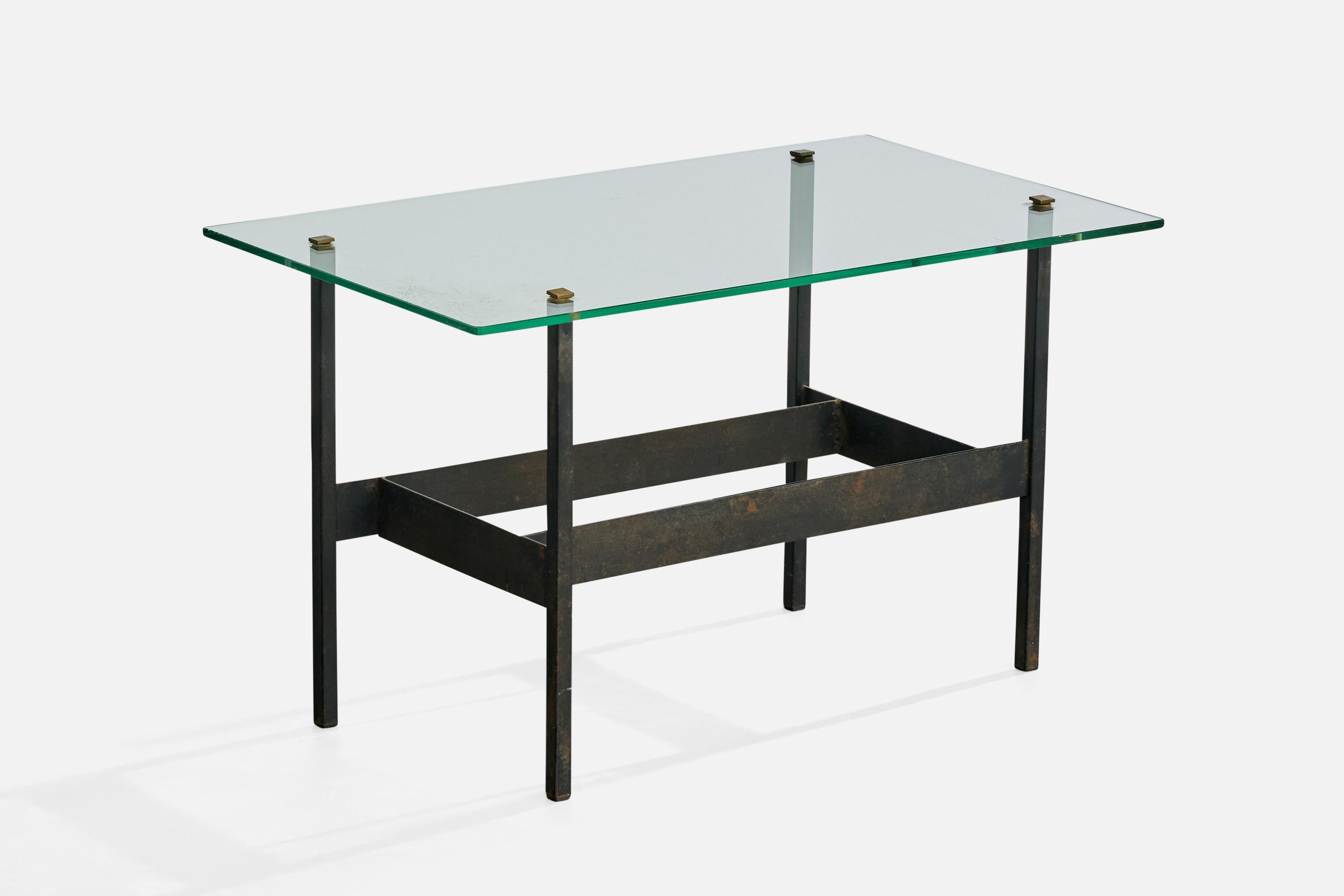 Beistelltisch aus schwarz lackiertem Metall, Glas und Messing, entworfen und hergestellt in Frankreich, ca. 1960er Jahre.

Das Glas hat Oberflächenkratzer vom normalen Gebrauch.

Die Unterseite des Glases in der Nähe einer der Beinsäulen ist