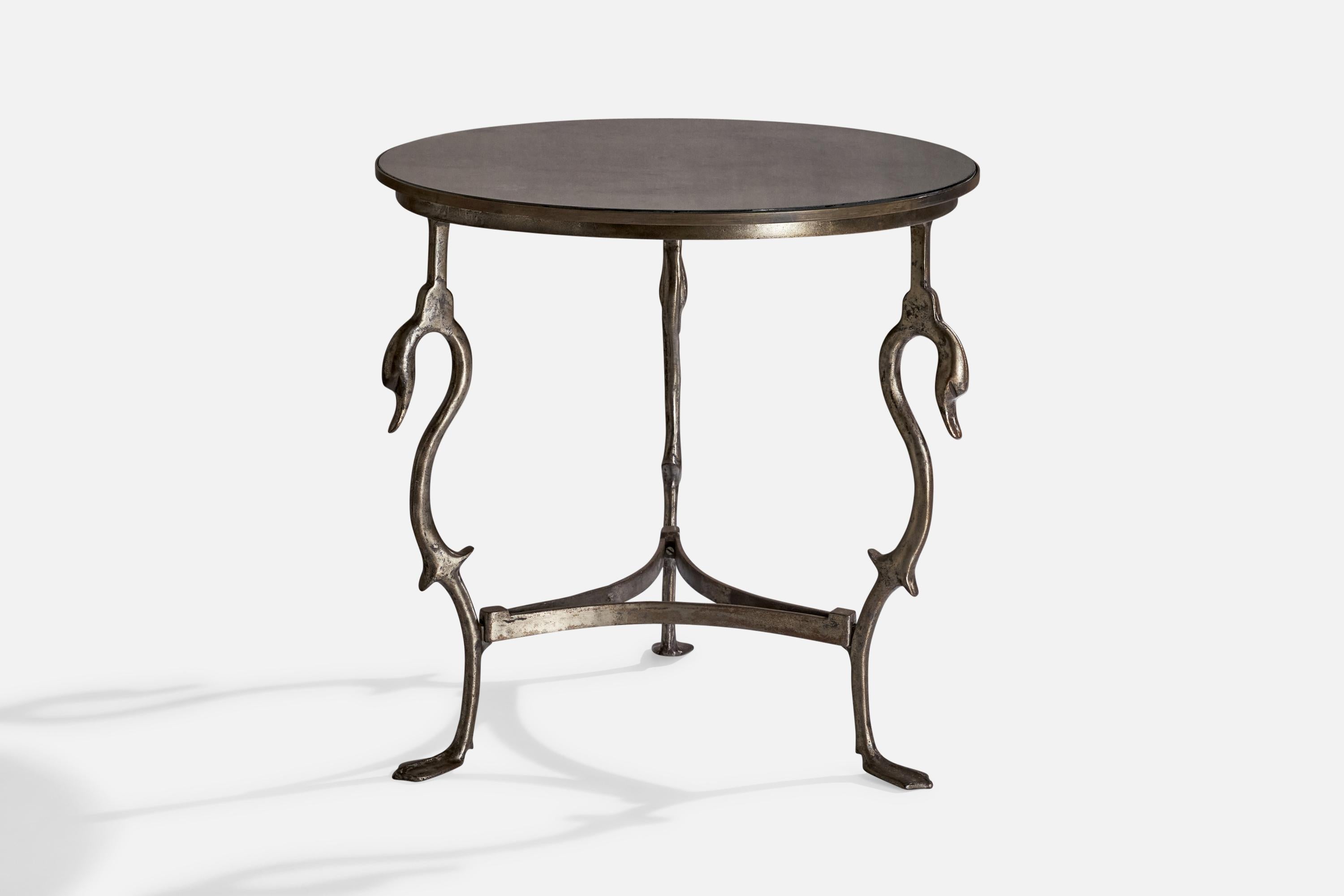 Mesa auxiliar de metal y vidrieras diseñada y fabricada en Francia, c. 1950.

Dimensiones: 29,7