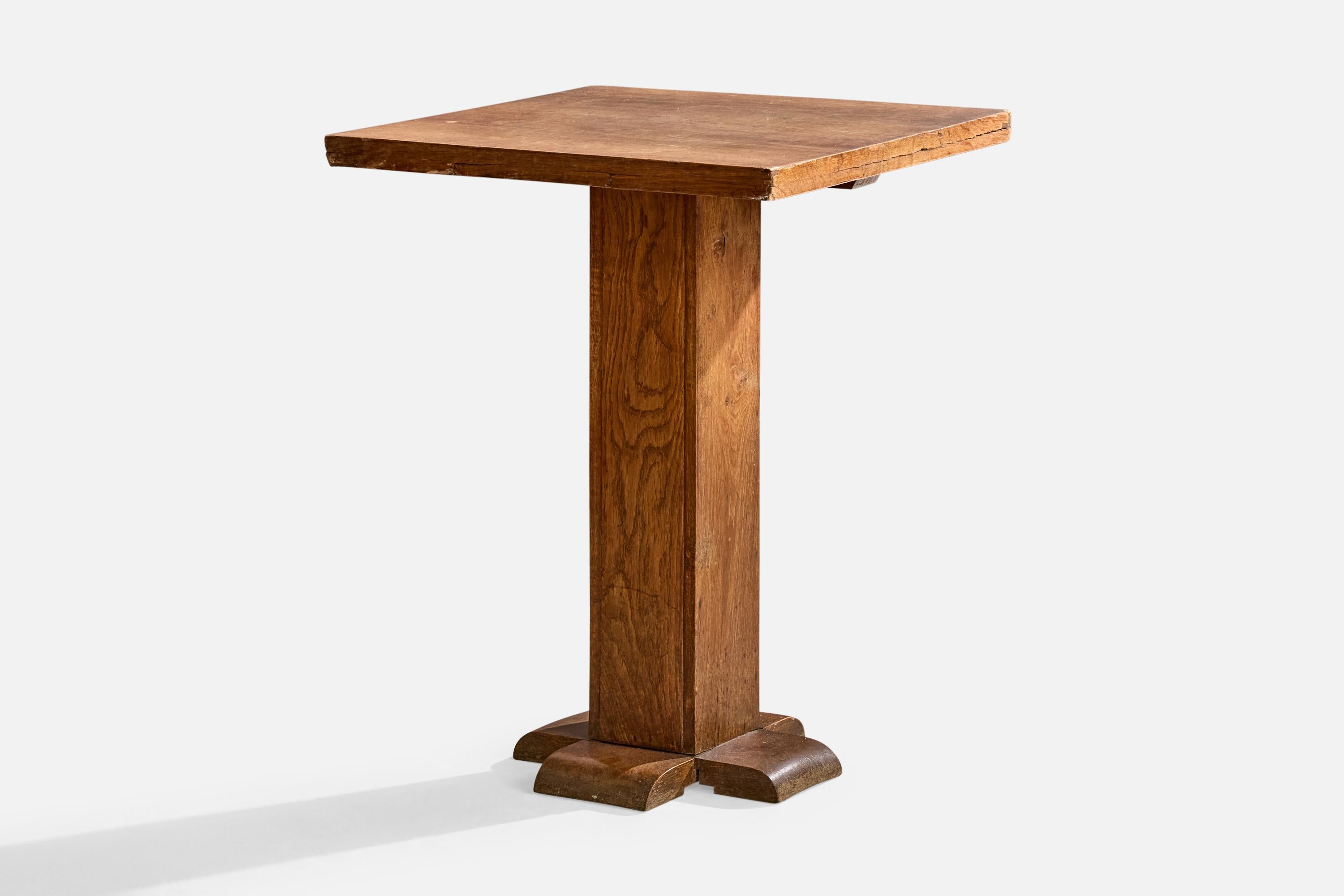 Mesa auxiliar o pedestal de roble diseñada y fabricada en Francia, c. 1930.

Desgaste moderado de la madera, acorde con la edad y el uso. 

Rozaduras y pérdidas en la chapa, como se ilustra. 

Retoques disponibles previa solicitud.

Dimensiones