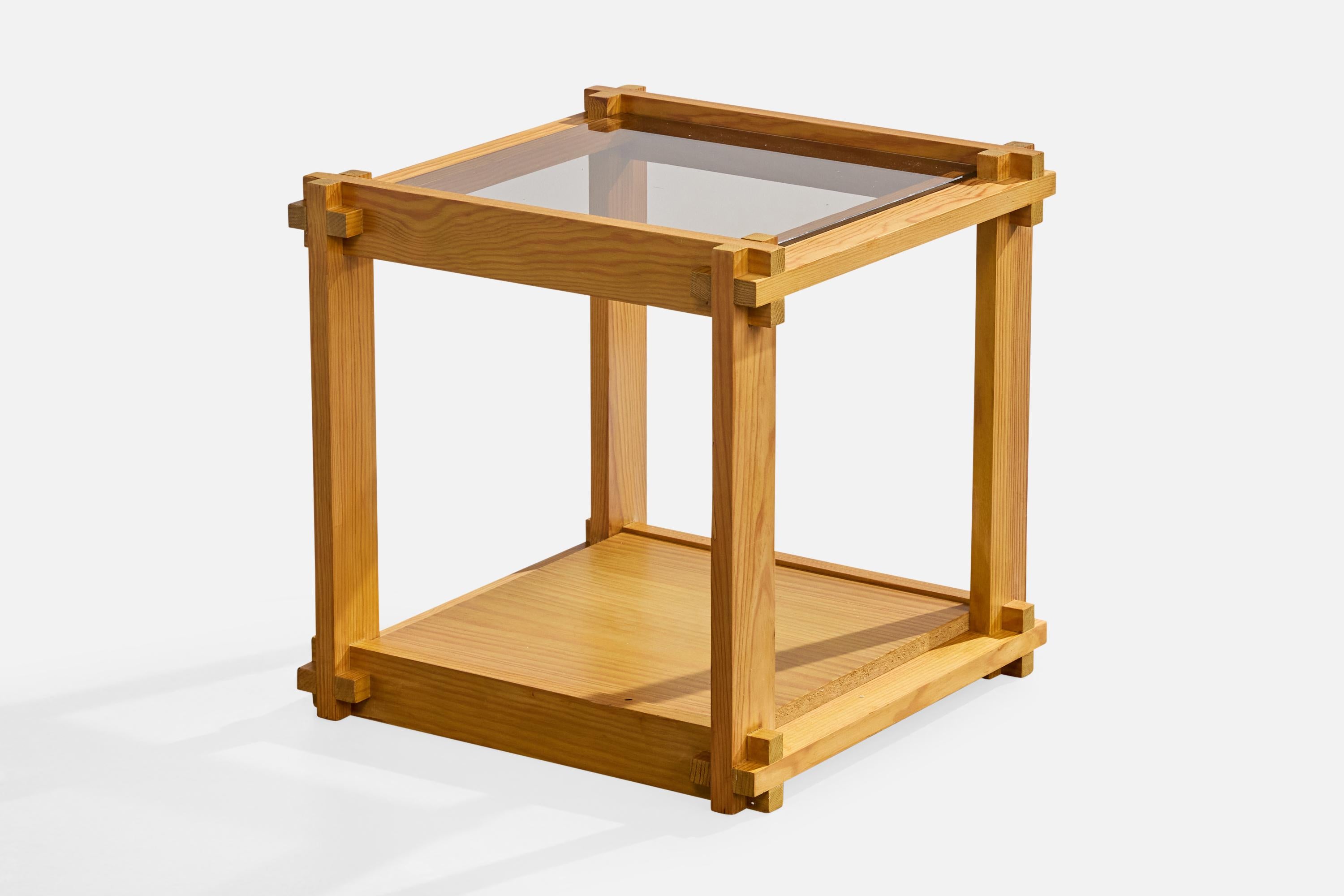 Table d'appoint en pin et verre, conçue et fabriquée en France, c. années 1970.

Dimensions globales (pouces) : 17.5 