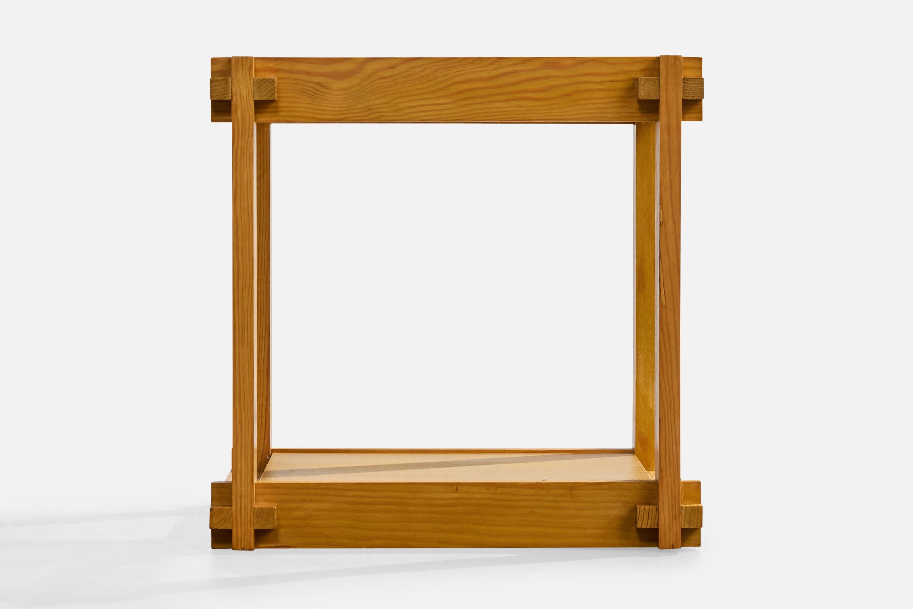 Français Table d'appoint de designer français, pin, verre, France, années 1970 en vente