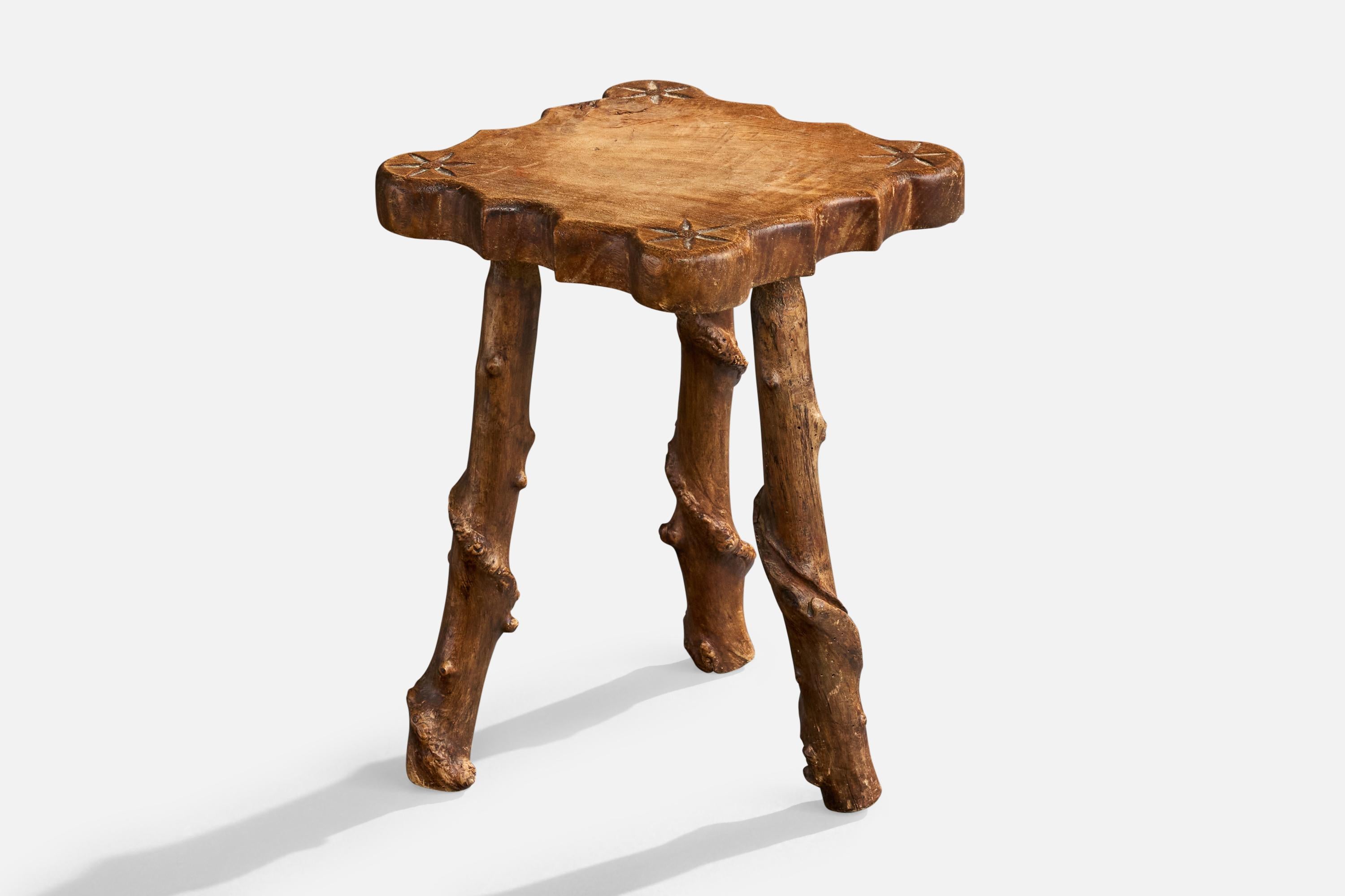 Table d'appoint ou tabouret sculpté à la main, probablement conçu et produit en France, vers les années 1940.

Dimensions globales (pouces) : 17.0 