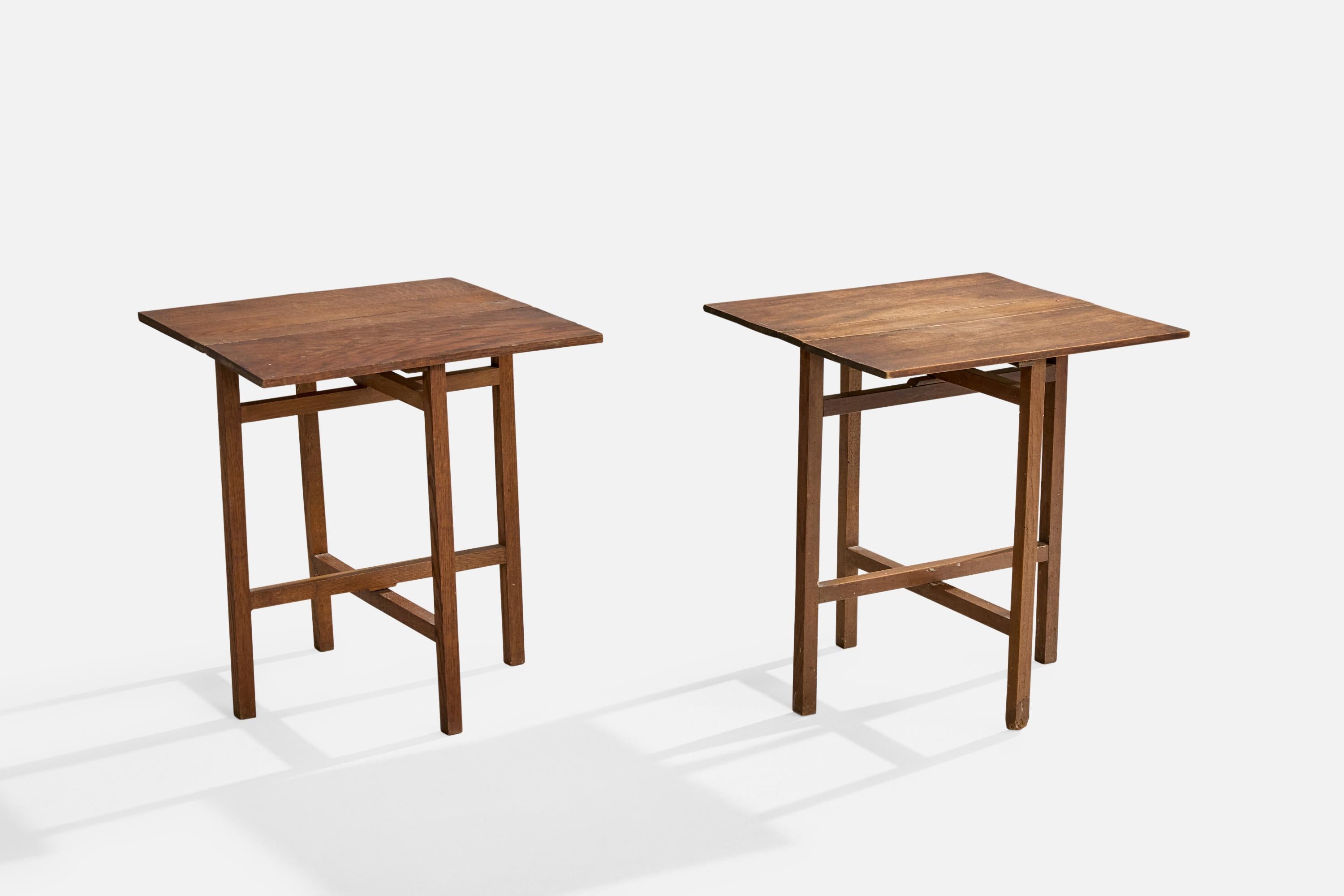 A pair of foldable oak side tables or occasional tables designed and produced in France, c. 1950s.

Overall Dimensions (inches): 17.5