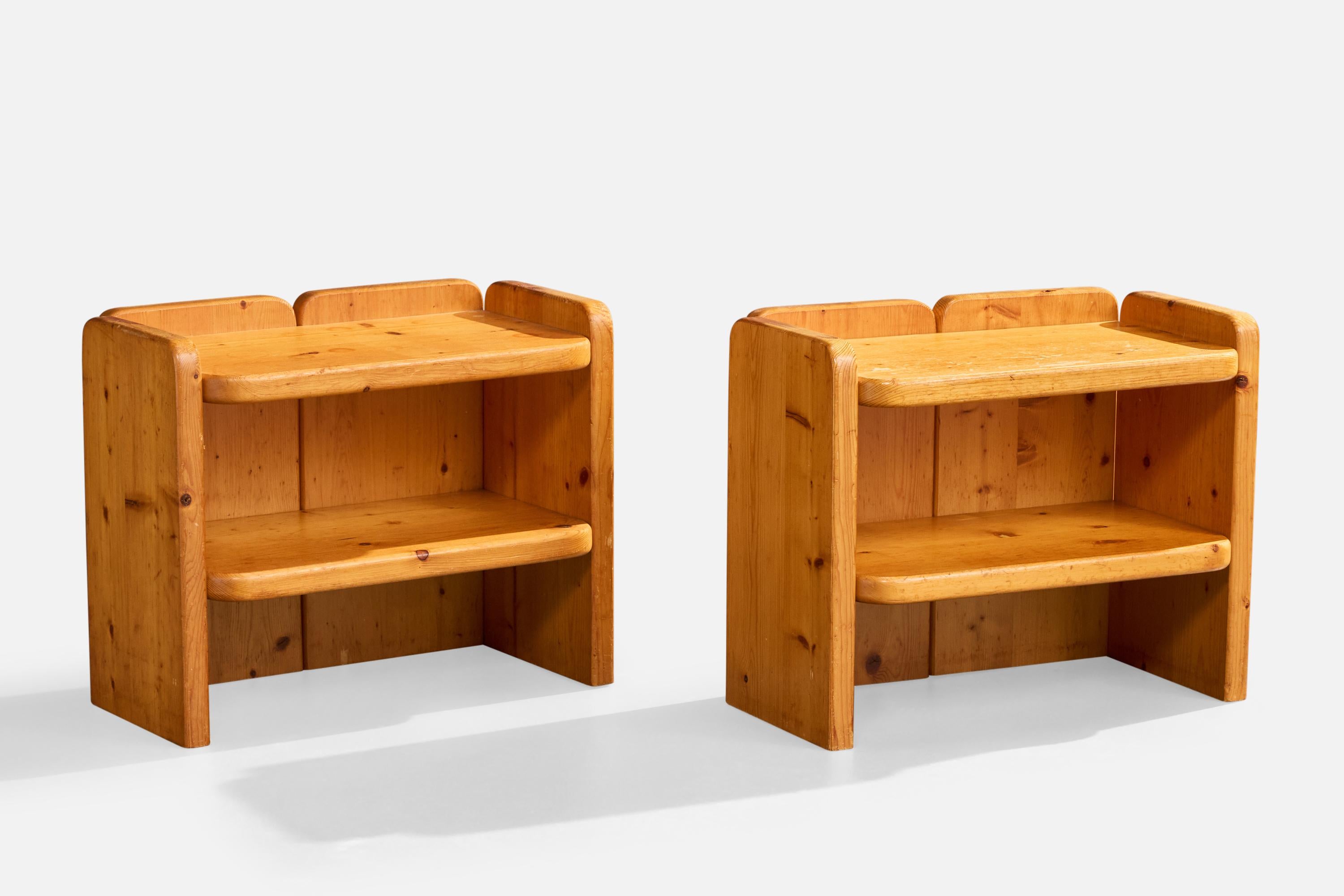 Paire de tables d'appoint ou de chevets en pin, conçues et produites en France, C.C..

Dimensions globales (pouces) : 17.625 