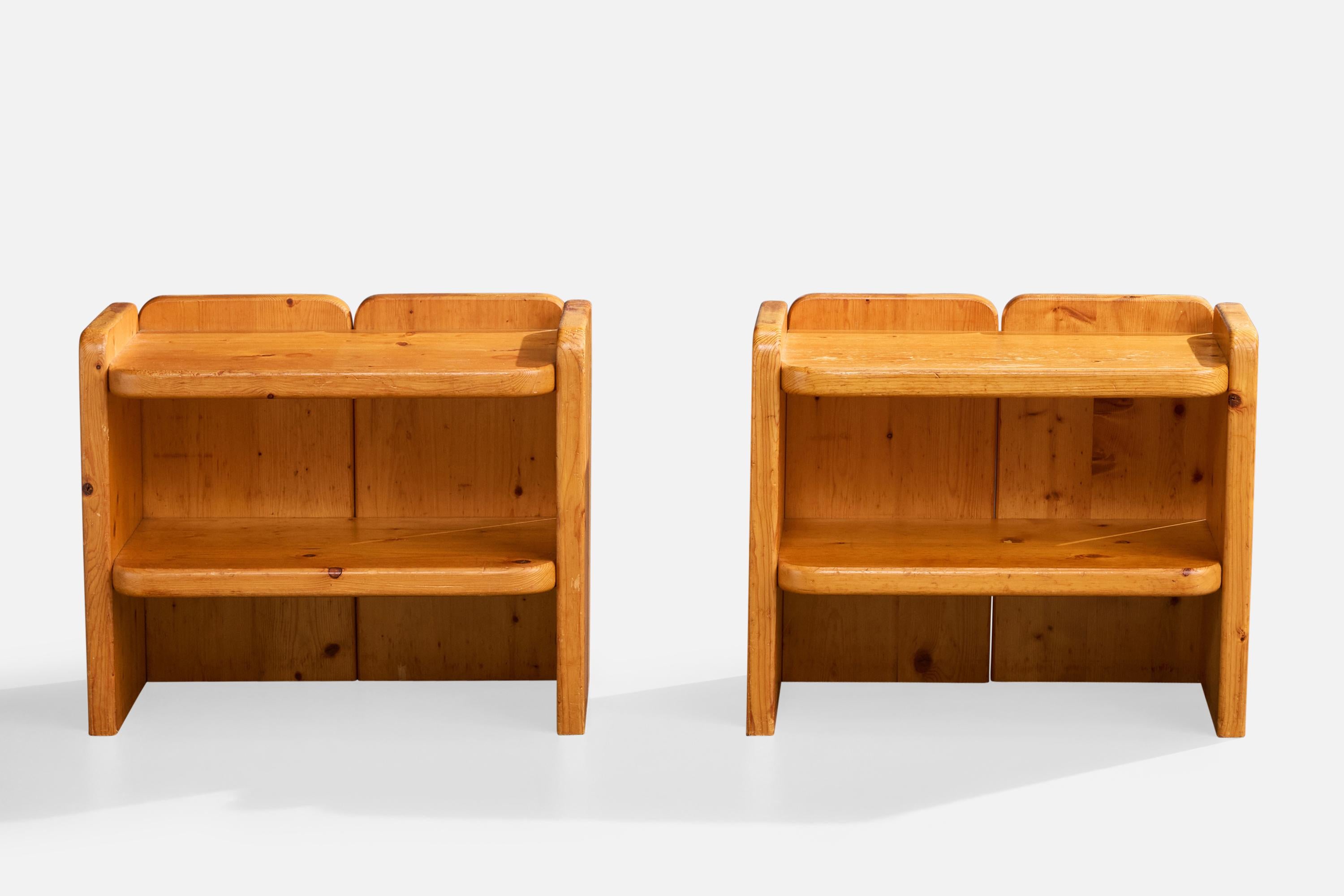 Mid-Century Modern Designer français, tables d'appoint, pin, France, années 1970 en vente