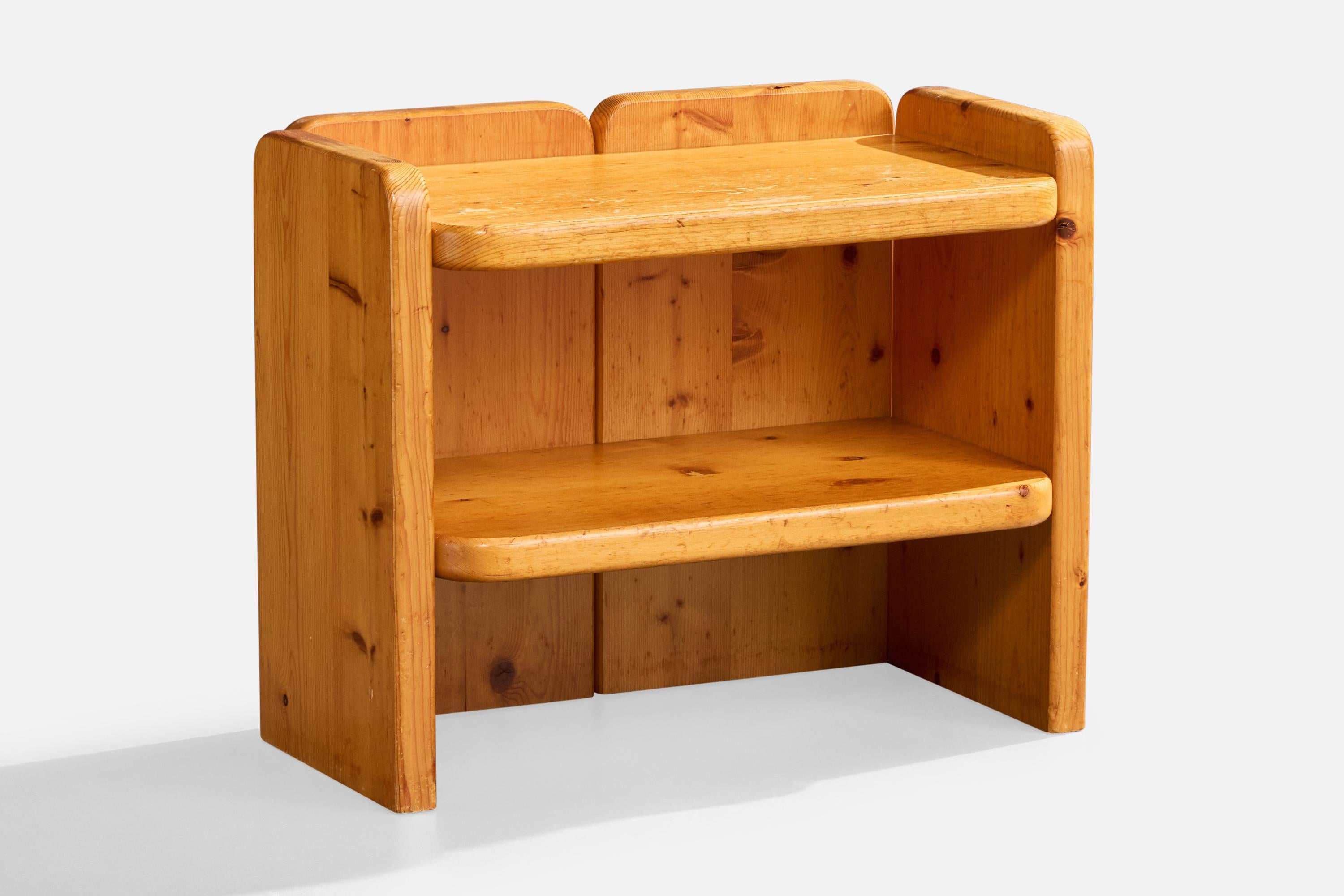 Français Designer français, tables d'appoint, pin, France, années 1970 en vente