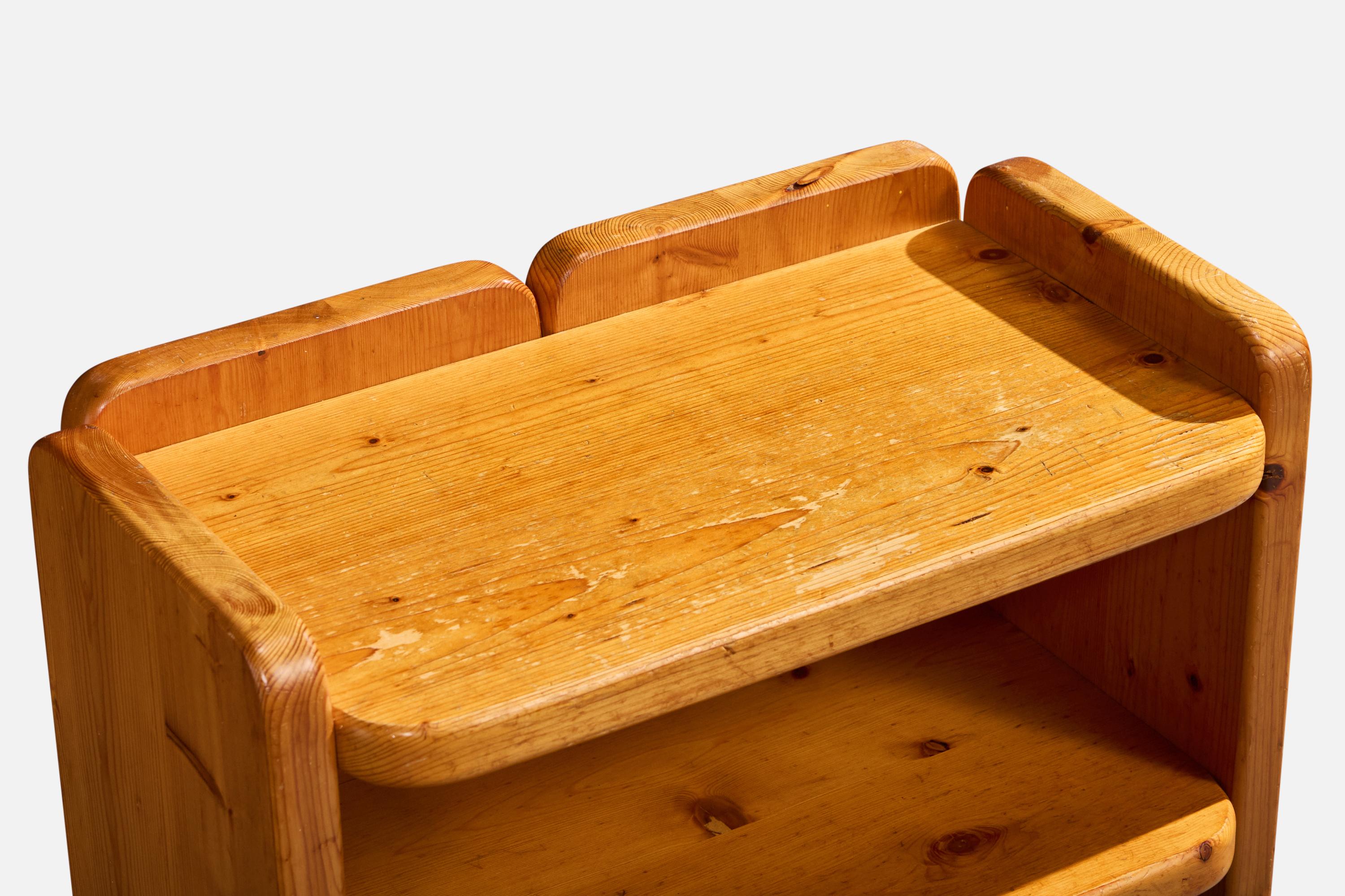 Bois Designer français, tables d'appoint, pin, France, années 1970 en vente