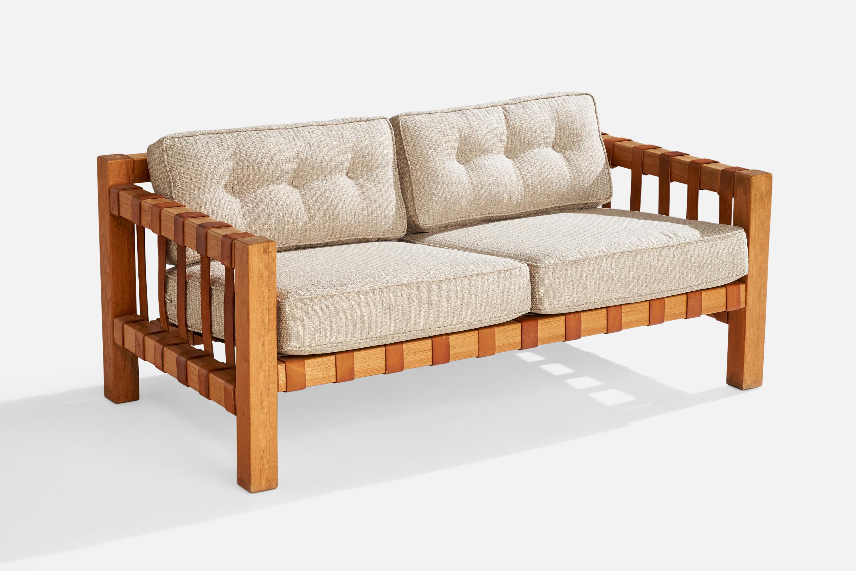 Canapé en chêne, cuir marron et tissu blanc cassé, conçu et produit en France, c.C. années 1970.

Dimensions : 29
