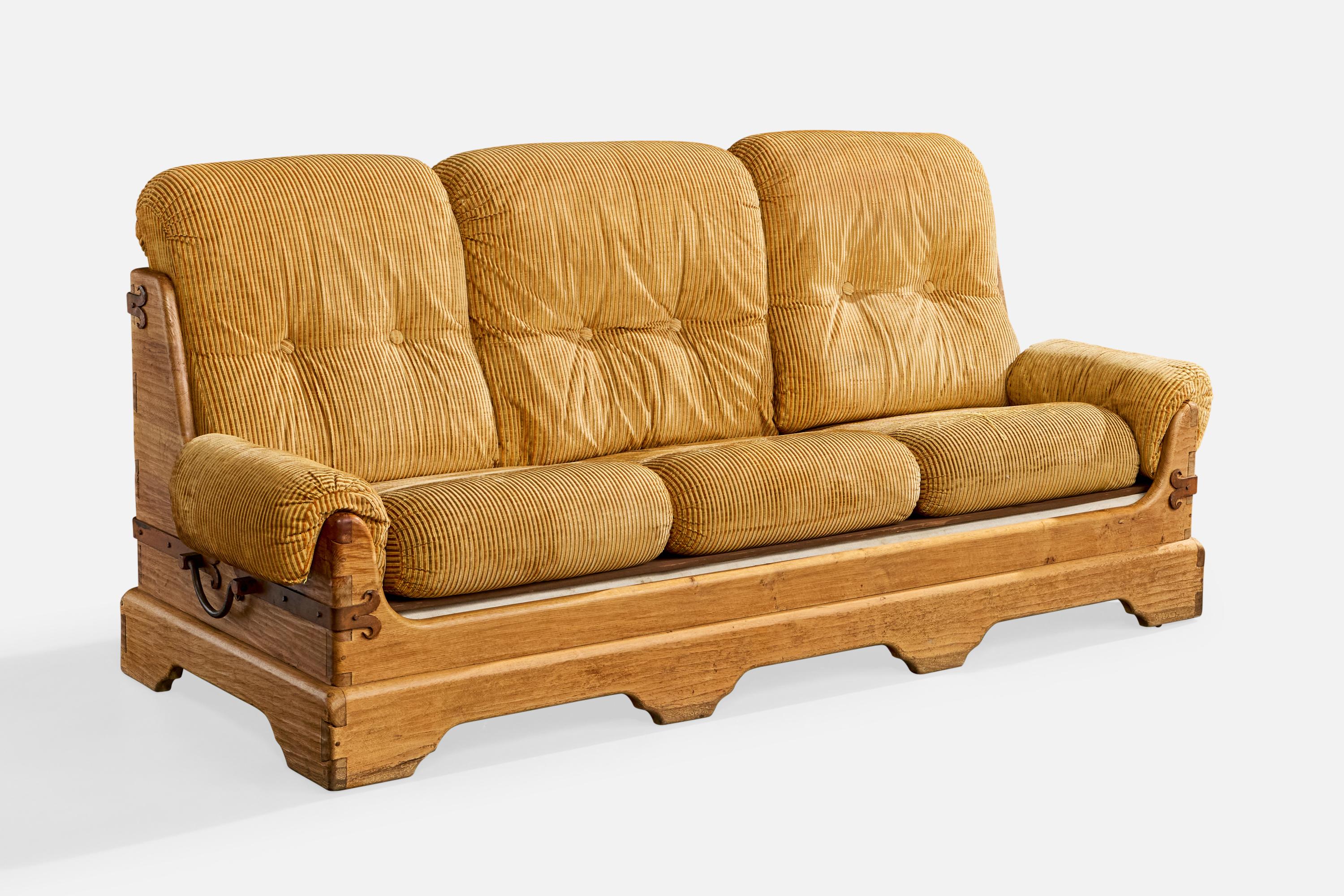 Divano in legno, ghisa e tessuto giallo progettato e prodotto in Francia, anni '40 circa.

Grande strappo in uno dei cuscini. Si consiglia la tappezzeria.

Dimensioni complessive (pollici): 38,0 