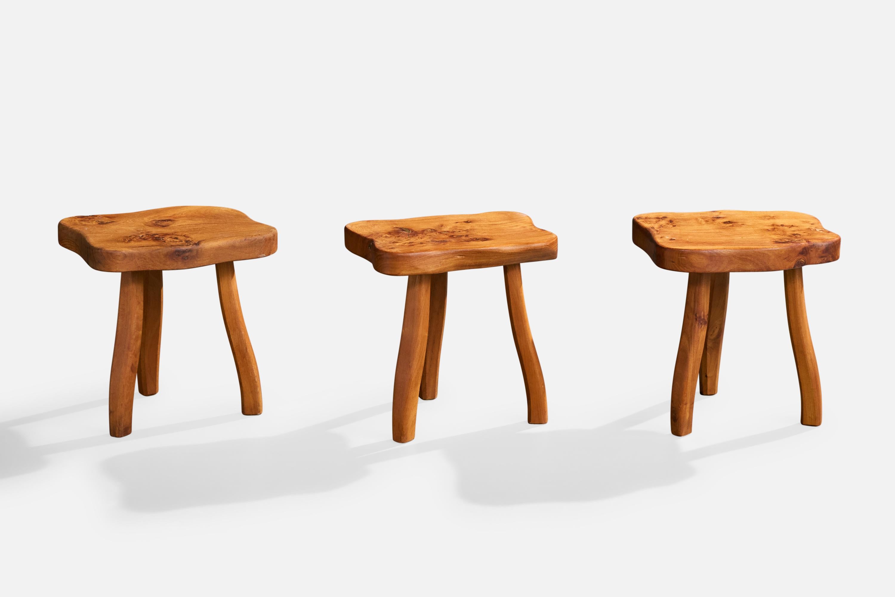 Set di tre sgabelli in legno di olmo a forma libera progettati e prodotti in Francia, anni '60 circa.

Dimensioni complessive (pollici): 13,75 