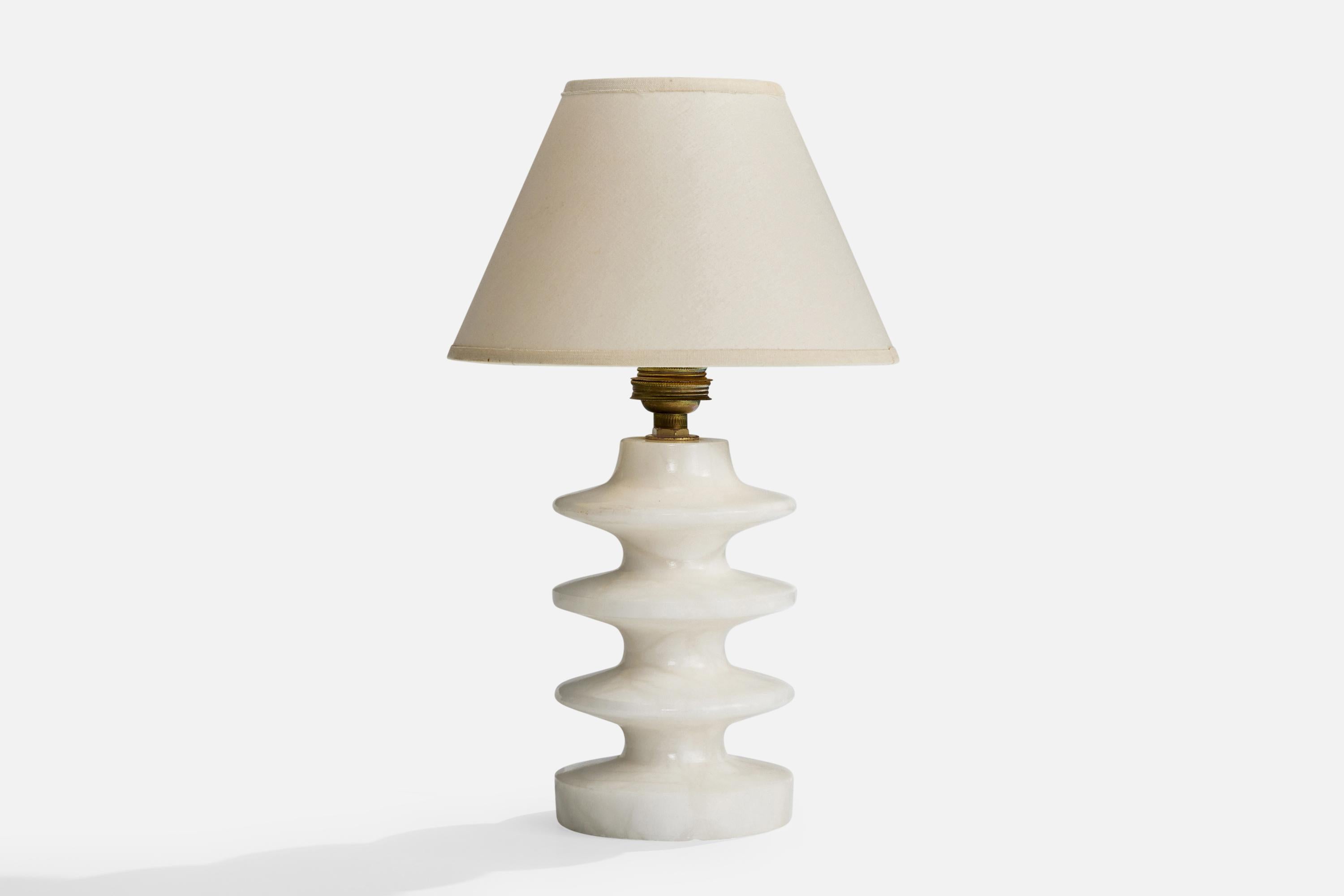 Lámpara de sobremesa de alabastro y latón diseñada y fabricada en Francia, c. 1950.

Desgaste propio de la edad y el uso

Dimensiones de la pantalla (pulgadas): 3,25