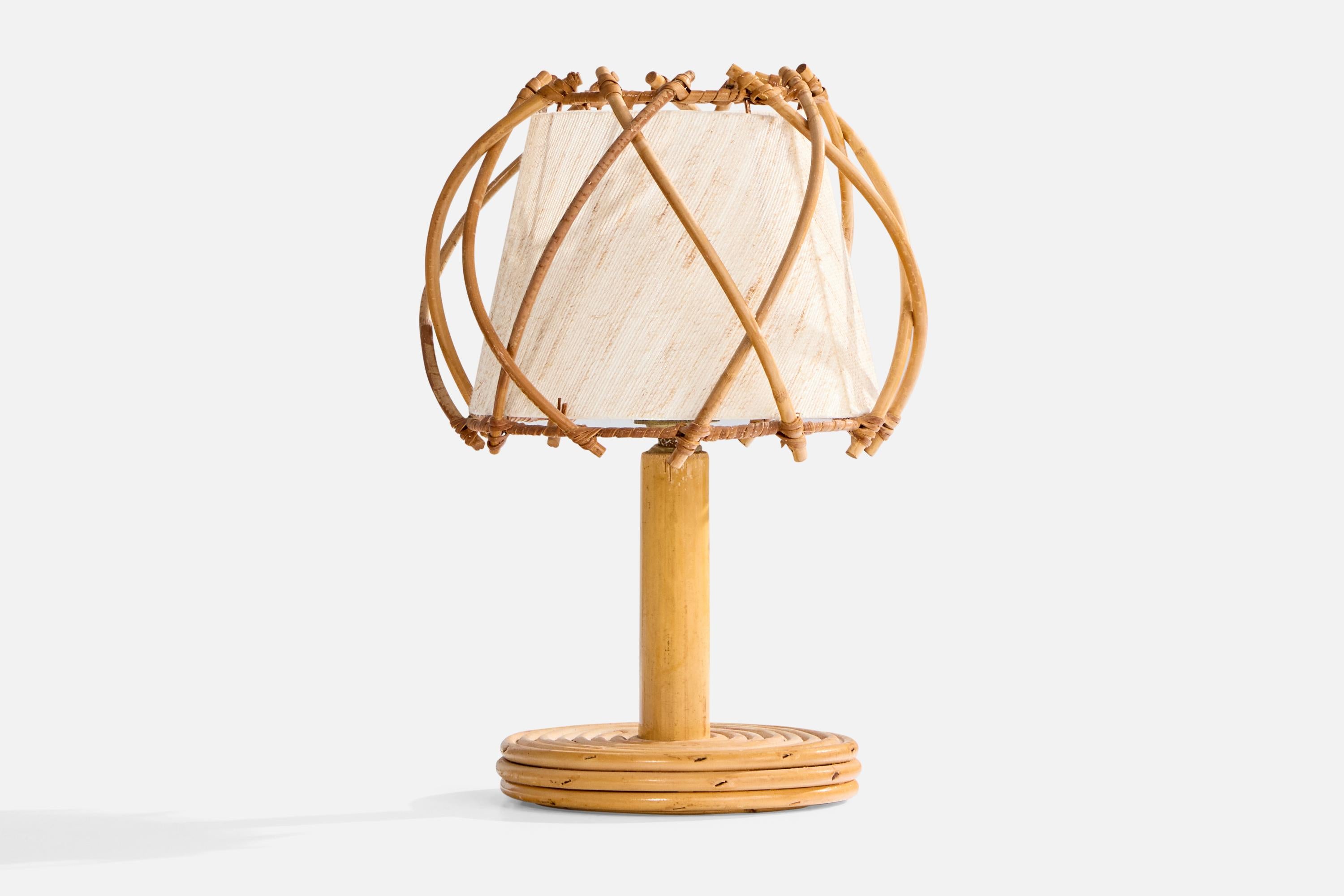 Lampada da tavolo in bambù, rattan e tessuto beige progettata e prodotta in Francia, anni '70 circa.

Dimensioni della lampada con paralume (in pollici): 10,45 