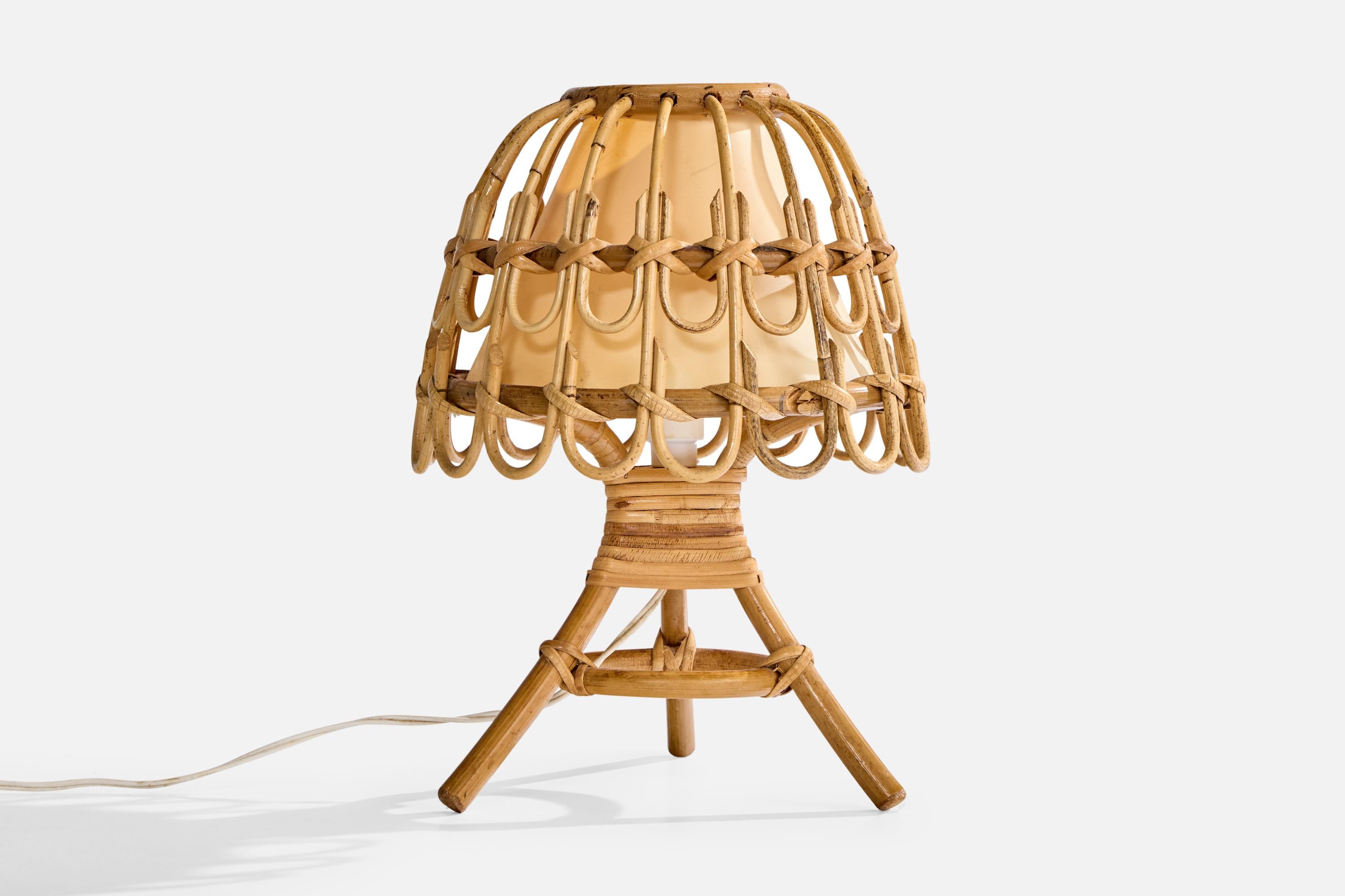 Lampada da tavolo in bambù, rattan e tessuto beige progettata e prodotta in Francia, anni '70 circa.

Dimensioni della lampada con paralume (in pollici): 12,5 
