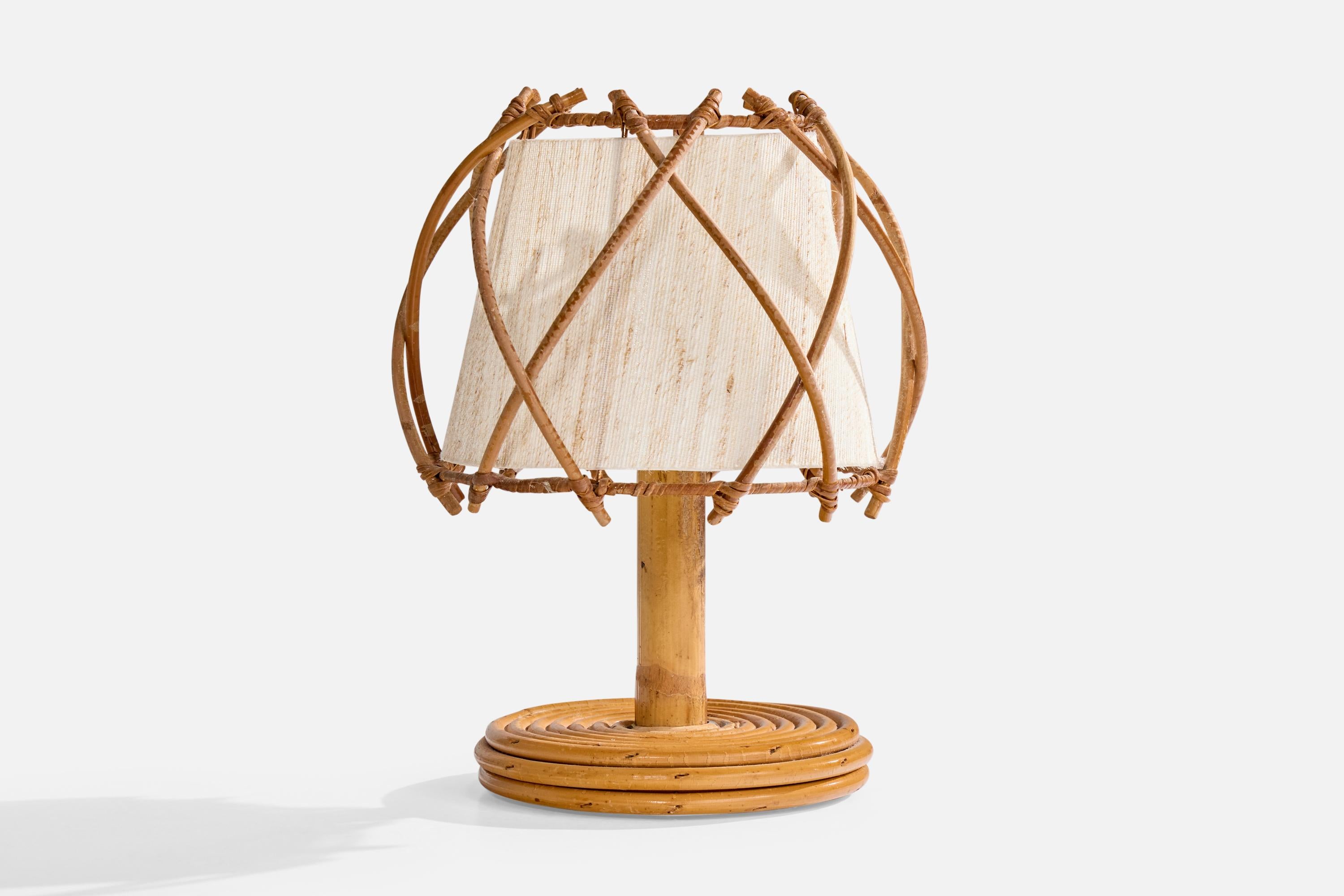 Lampada da tavolo in bambù, rattan e tessuto bianco sporco progettata e prodotta in Francia, anni '70 circa.

Dimensioni della lampada con paralume (in pollici): 9,35 
