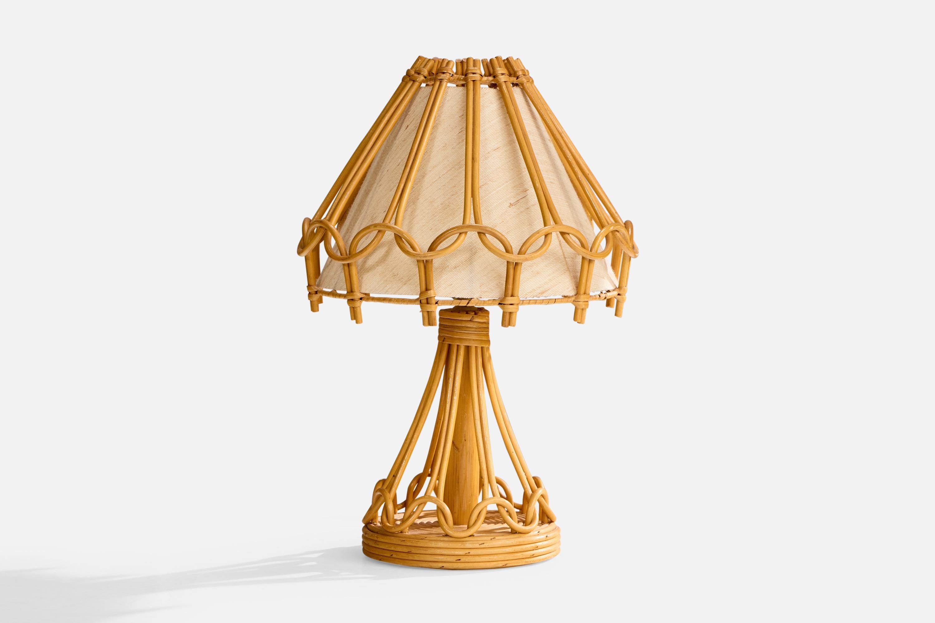 Lampada da tavolo in bambù, rattan e tessuto beige progettata e prodotta in Francia, anni '70 circa.

Dimensioni della lampada con paralume (pollici): 18.0 