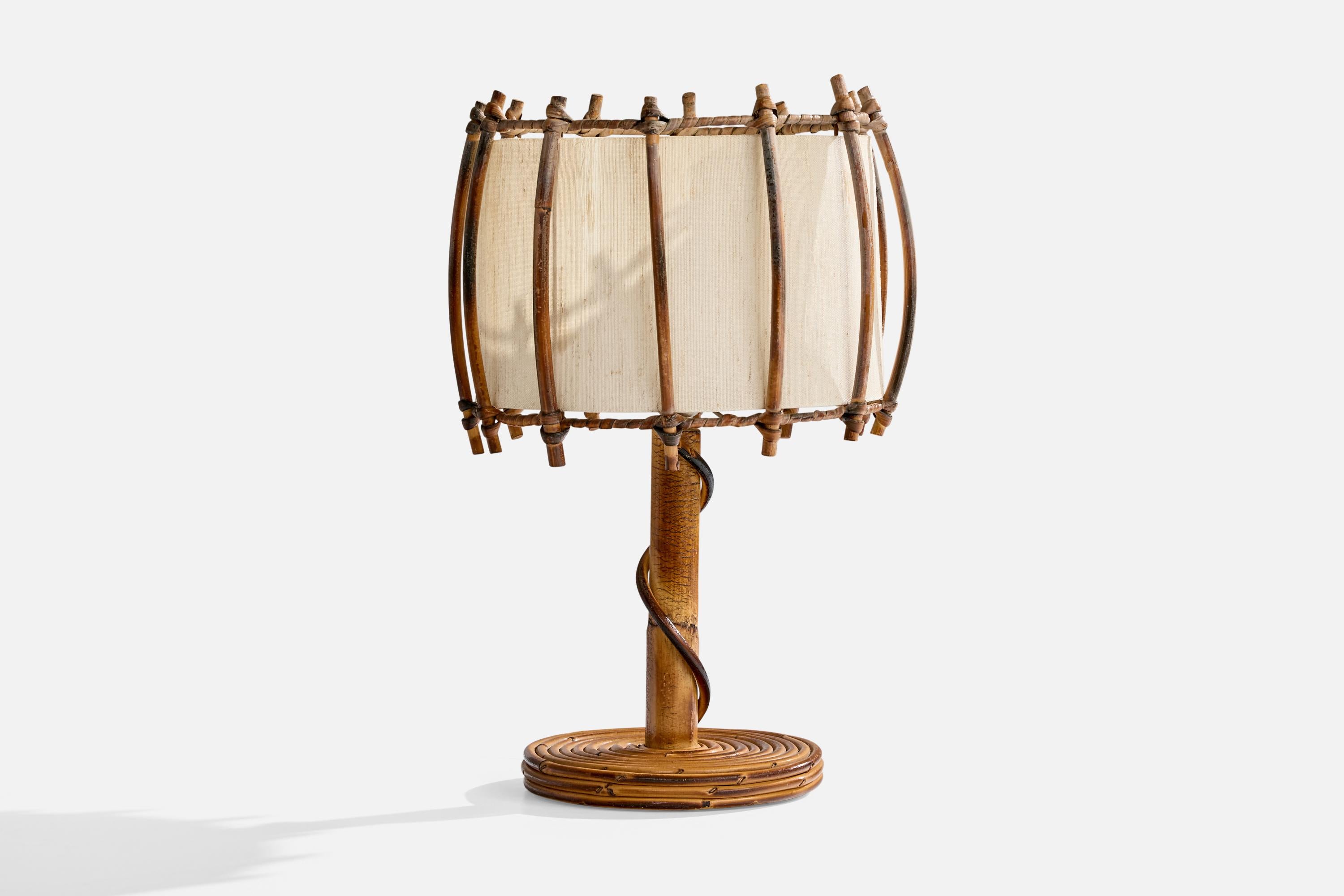Lámpara de mesa de bambú, ratán y tela blanquecina, diseñada y fabricada en Francia, c. 1970.

Pequeño desgaste en la tela de la pantalla, acorde con la edad y el uso

Dimensiones totales (pulgadas): 13,5