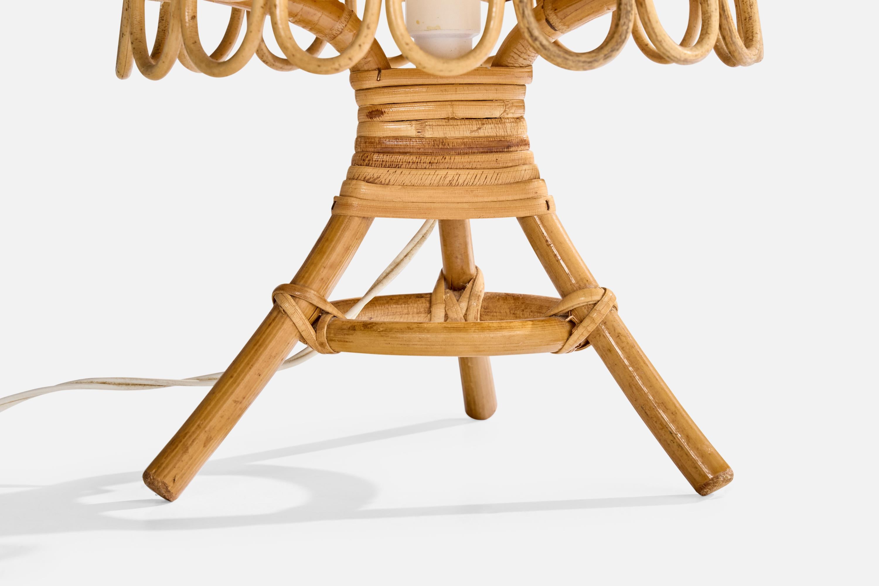 Lampada da tavolo di design francese, bambù, rattan, tessuto, Francia, anni '70 in vendita 1