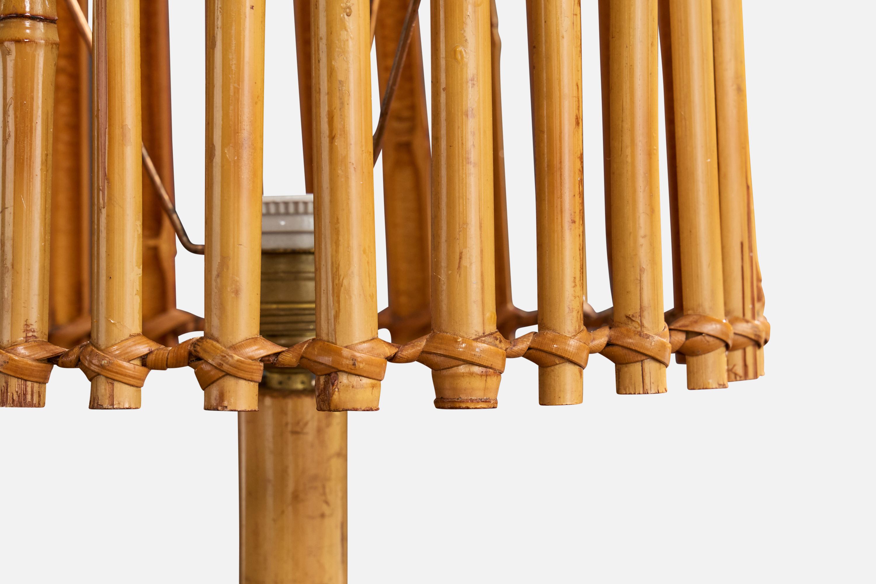 Metà XX secolo Lampada da tavolo di design francese, bambù, rattan, Francia, anni '60 in vendita