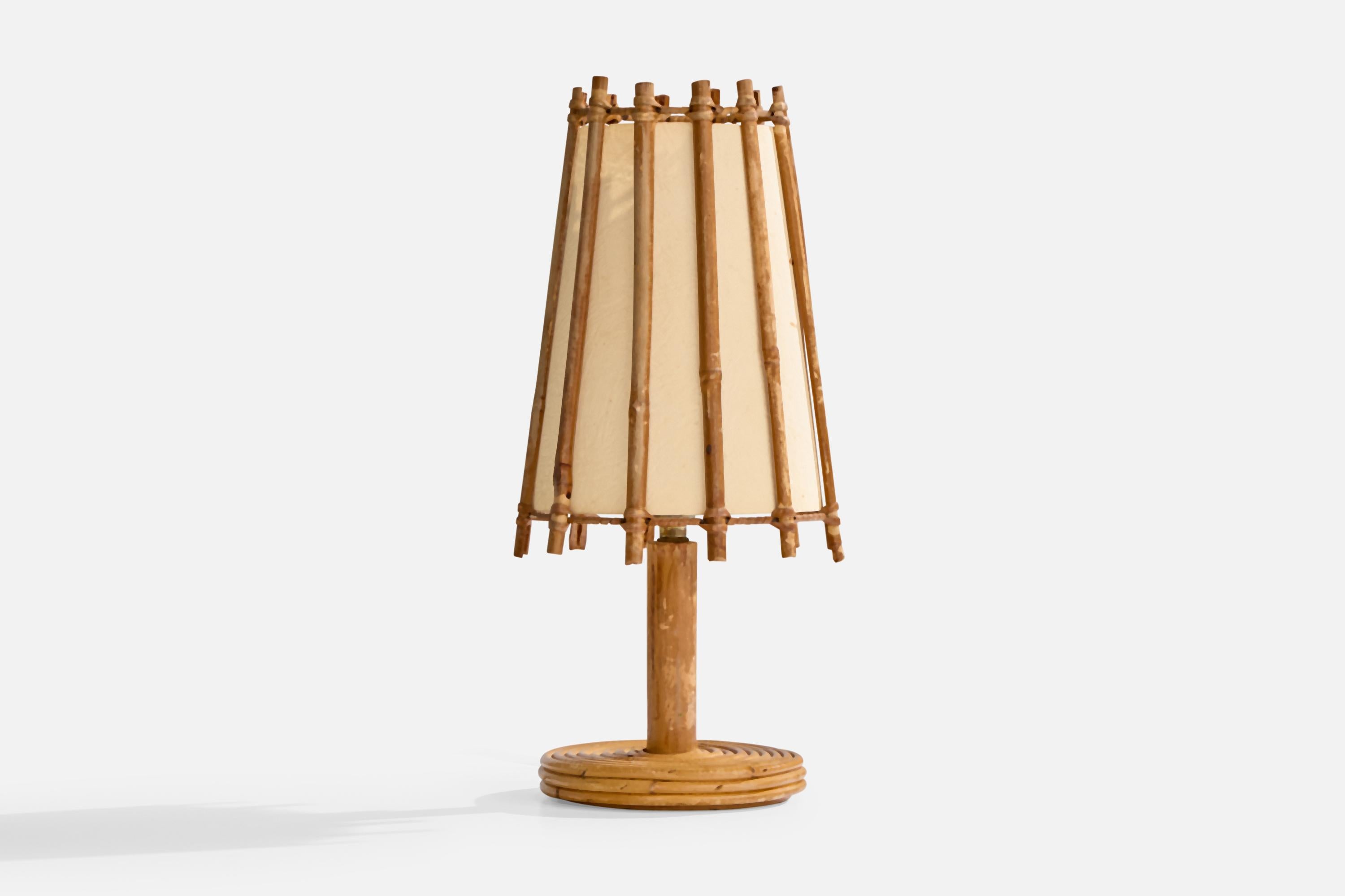 Lampada da tavolo in bambù, rattan e carta beige progettata e prodotta in Francia, anni '1970 circa.

Dimensioni della lampada con paralume (in pollici): 14,0 