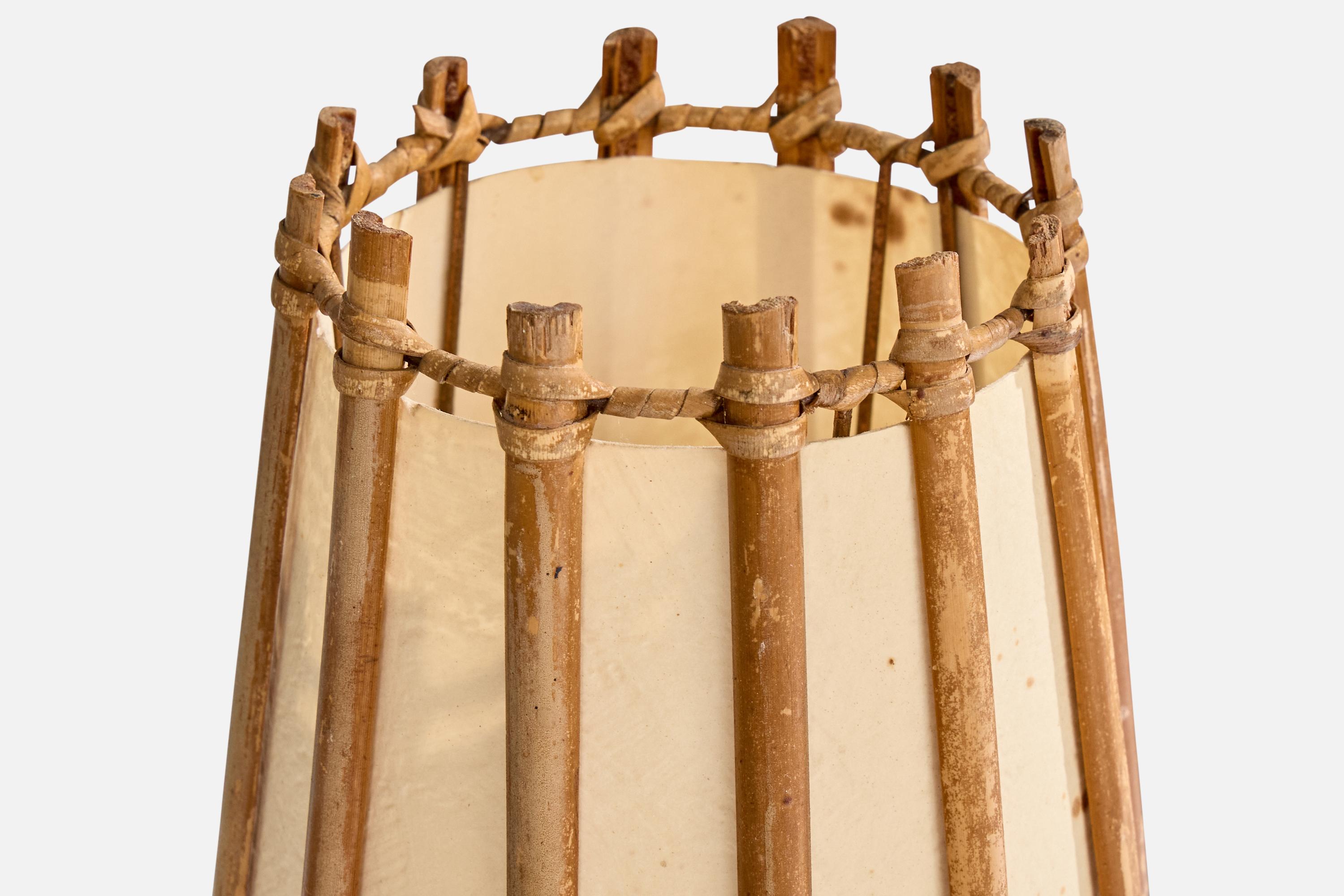 Lampada da tavolo di design francese, bambù, rattan, carta, Francia, anni '1970 In condizioni buone in vendita a High Point, NC