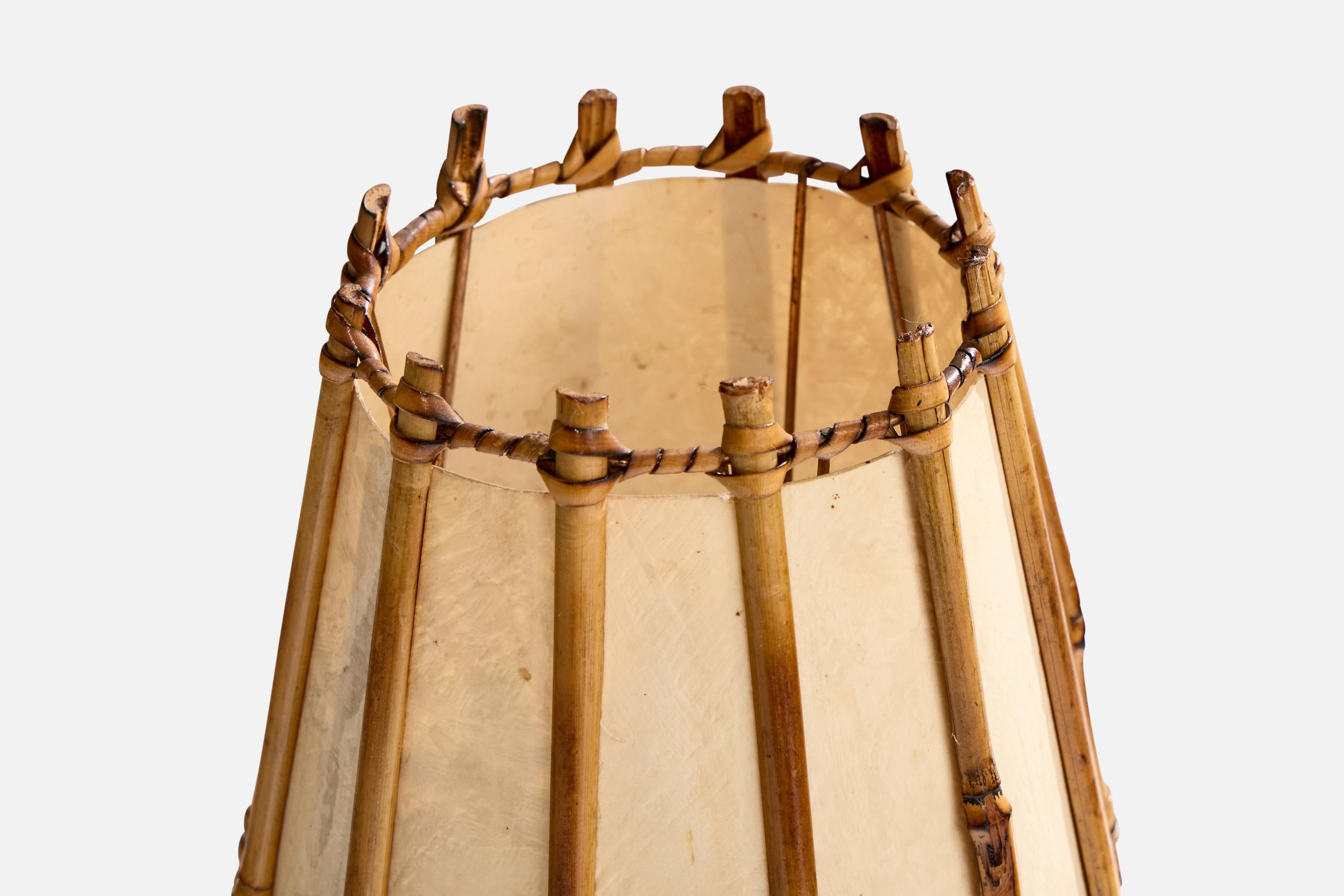 Lampada da tavolo di design francese, bambù, rattan, carta, Francia, anni '1970 In condizioni buone in vendita a High Point, NC