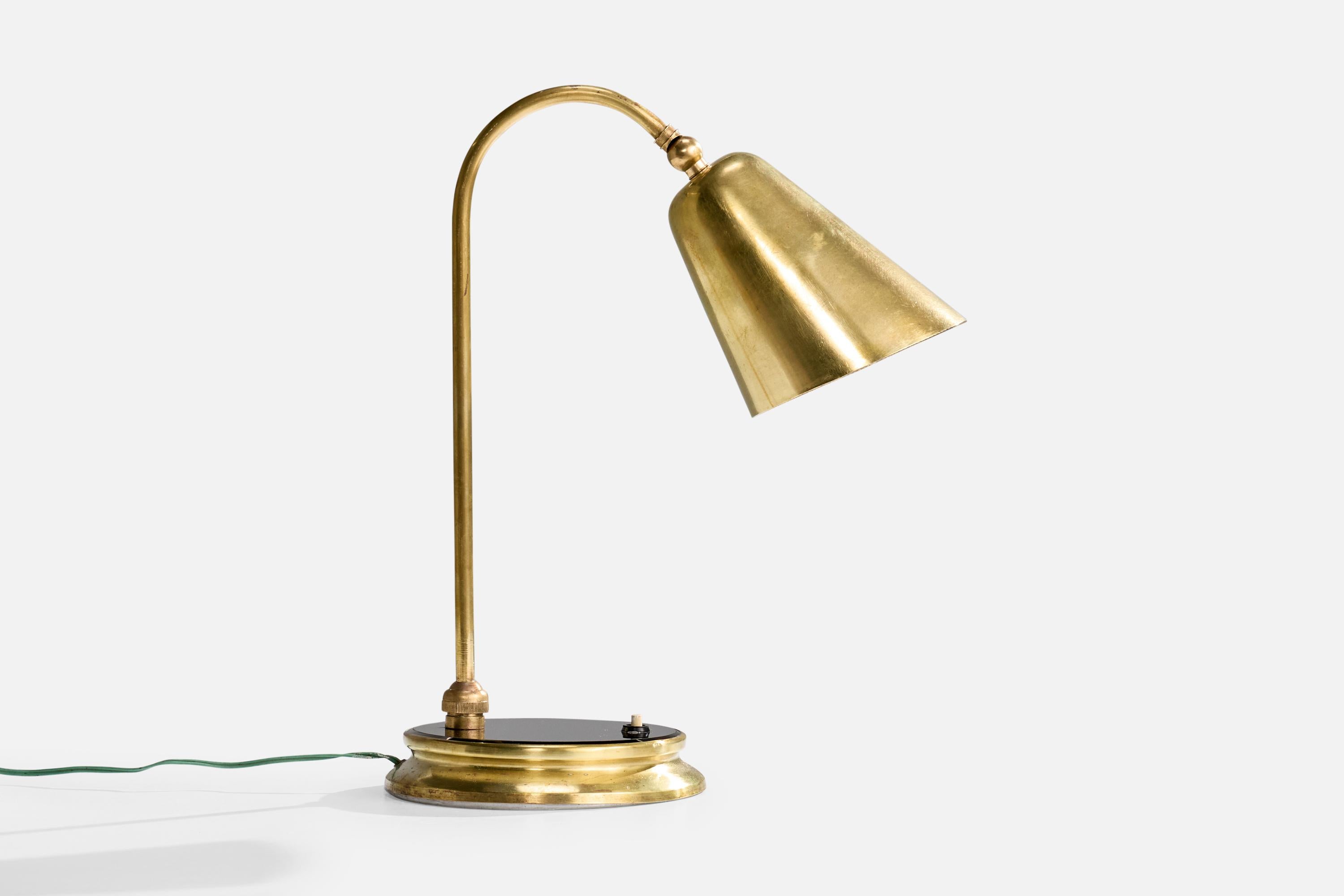 Verstellbare Tischlampe aus Messing und schwarzem Acryl, entworfen und hergestellt in Frankreich, ca. 1950er Jahre.

Oxidation auf Messing vorhanden

Leichte Kratzer auf schwarzem Acryl vorhanden

Abnutzung entsprechend dem Alter und dem