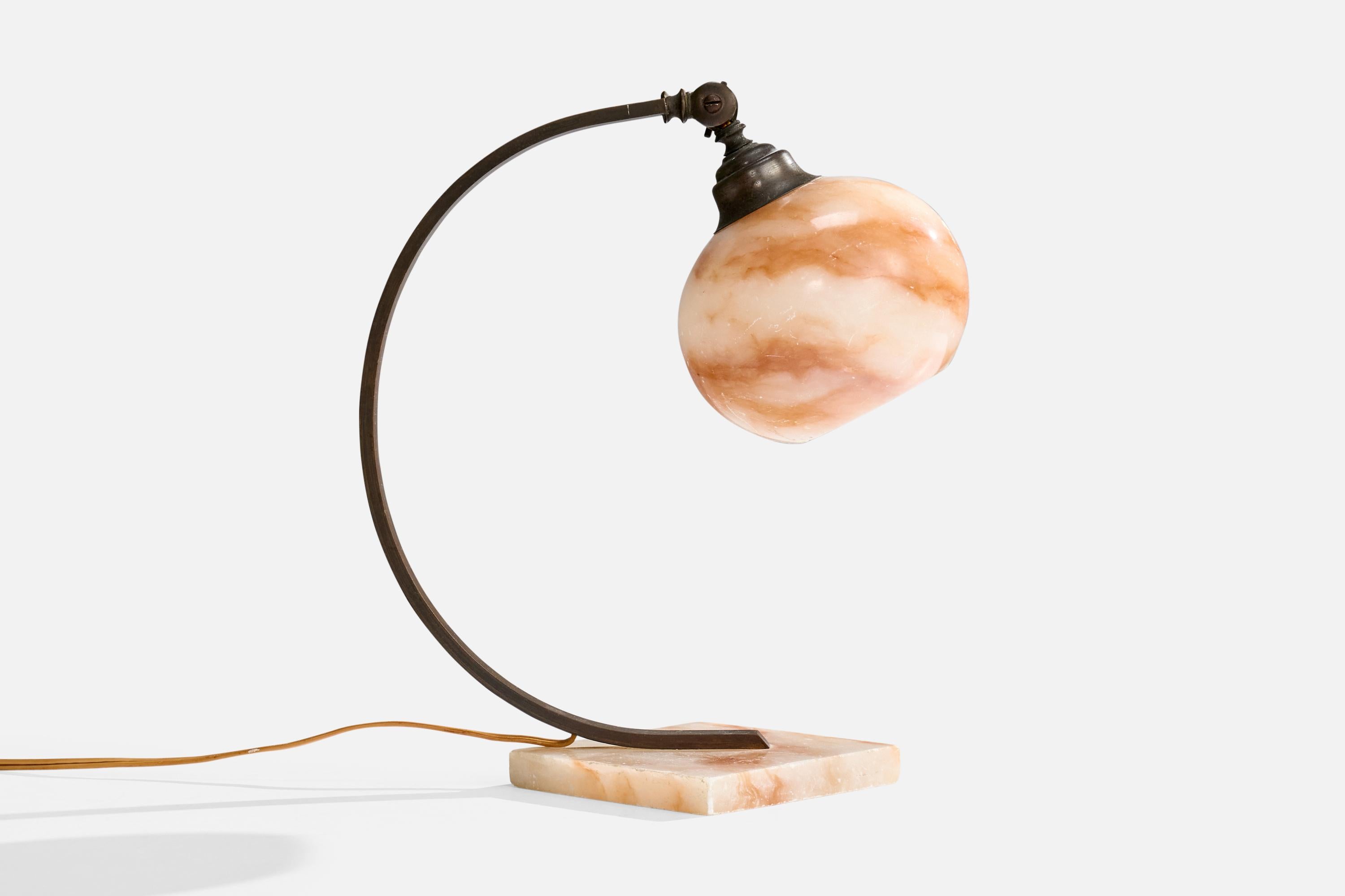 Lampe de table réglable en laiton patiné et albâtre, probablement conçue et produite en France, vers les années 1930.

Présence d'oxydation sur le laiton

Usure correspondant à l'âge et à l'usage.

Dimensions de la lampe (pouces) : 13.0 