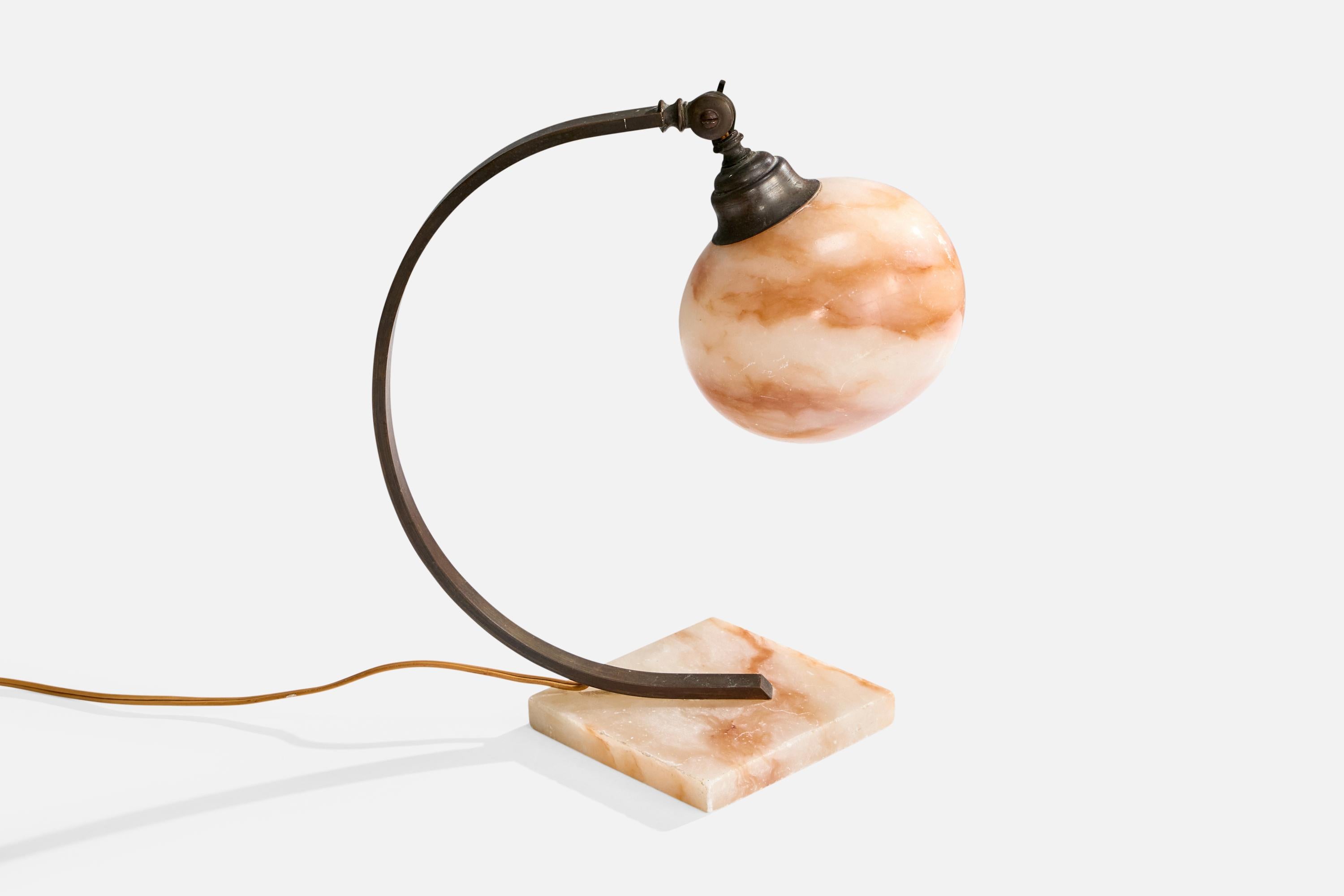 Français Lampe de table de designer français, laiton, albâtre, France, années 1930 en vente