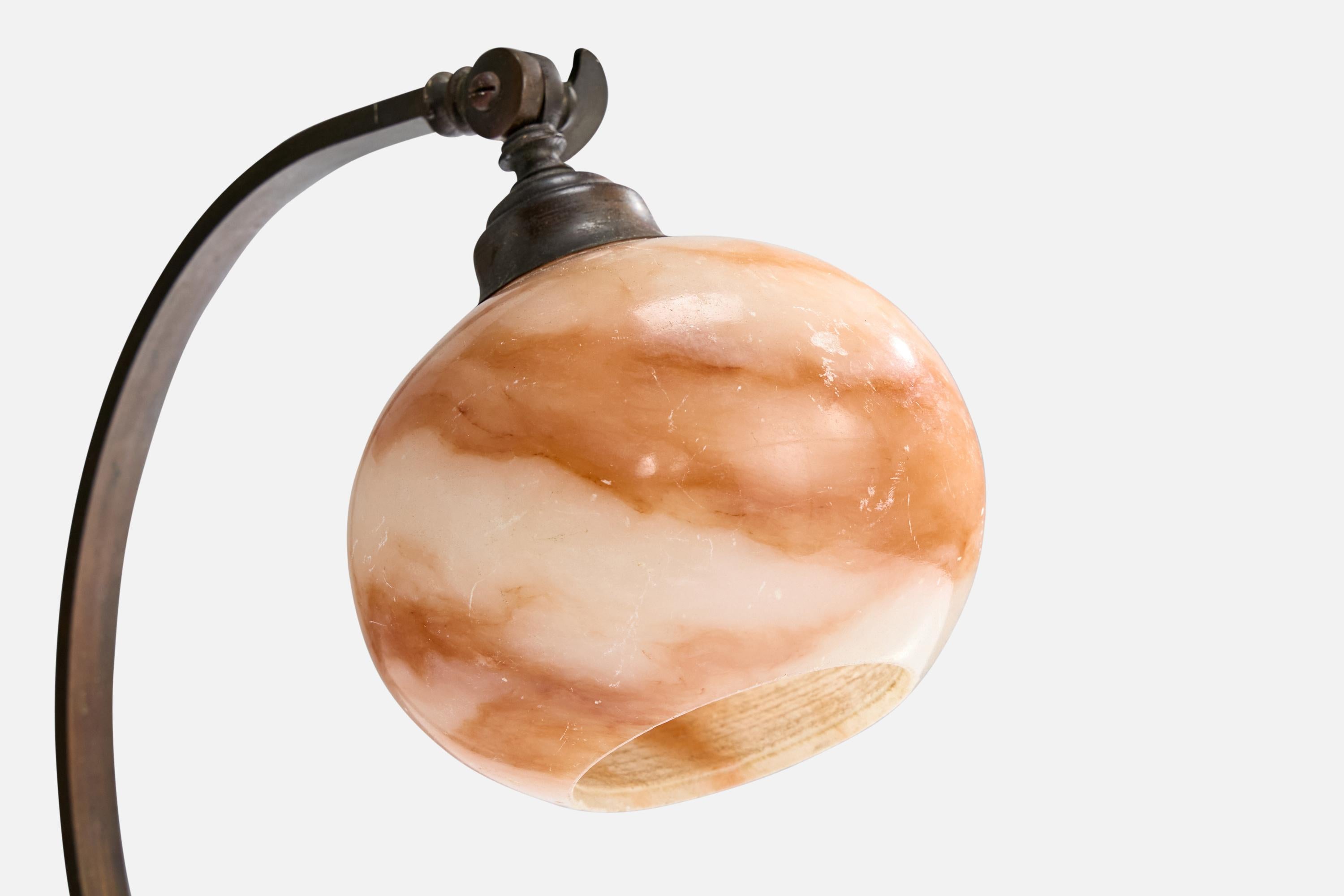 Milieu du XXe siècle Lampe de table de designer français, laiton, albâtre, France, années 1930 en vente
