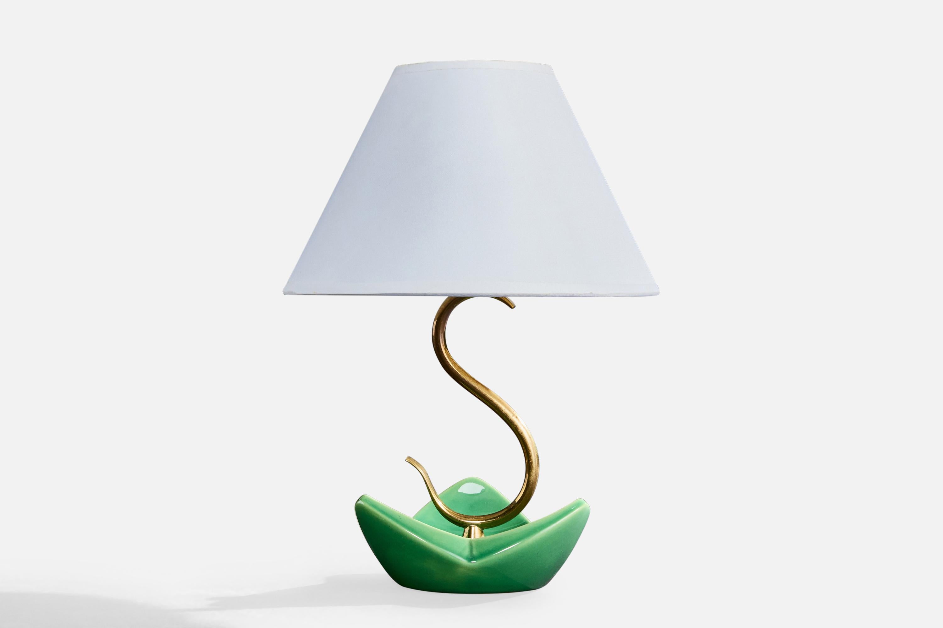 Tischlampe aus Messing, grün glasierter Keramik und weißem Stoff, entworfen und hergestellt in Frankreich, ca. 1950er Jahre.

Abmessungen der Lampe mit Schirm (Zoll): 10.625 