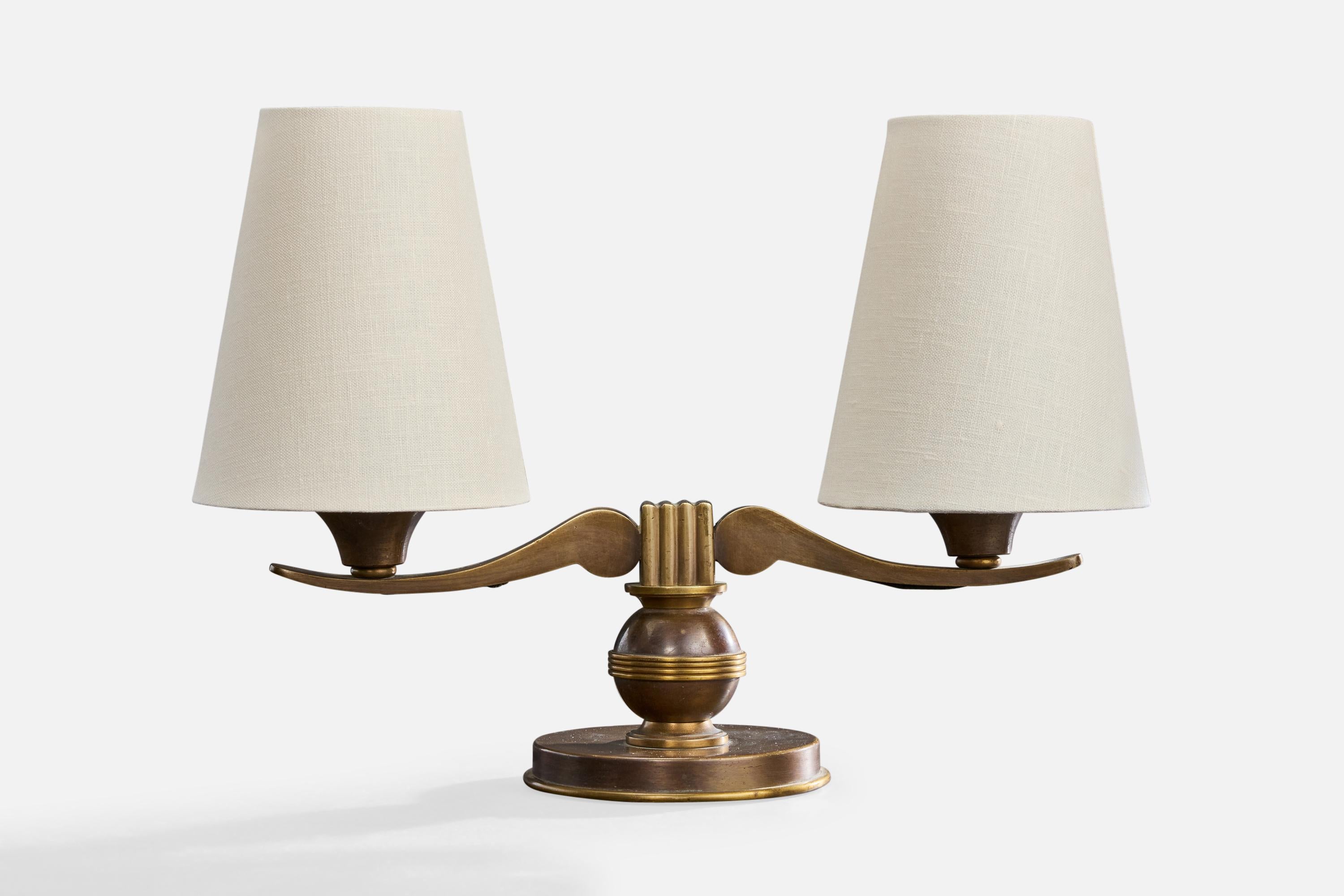 Lampada da tavolo in ottone e tessuto bianco progettata e prodotta in Francia, anni '40 circa.

Paralumi nuovi di zecca.

Dimensioni della lampada con paralume (pollici): 9,75 