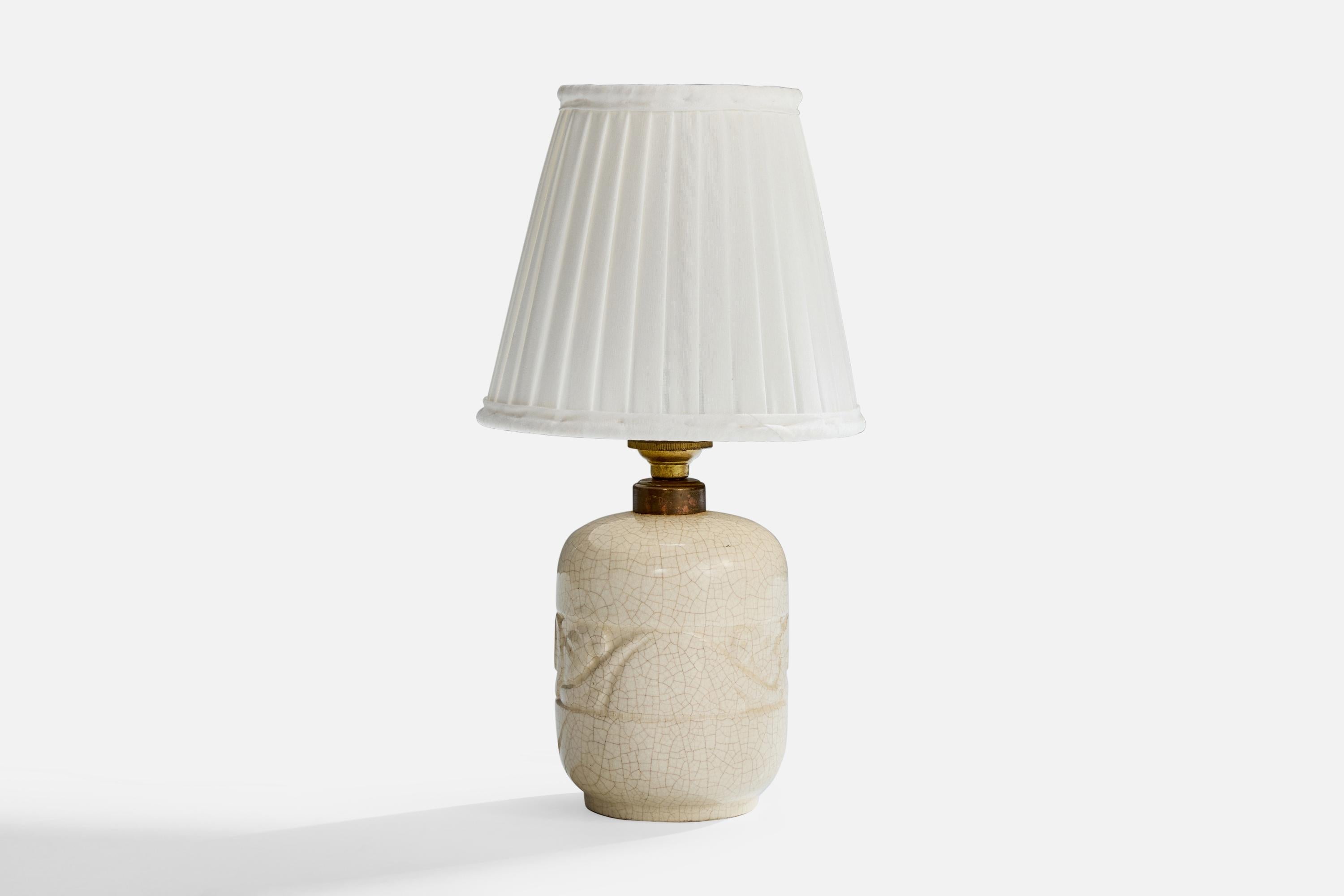 Lámpara de sobremesa de cerámica esmaltada gris claro, latón y tela blanca, diseñada y fabricada en Francia, c. 1950.

Desgaste propio de la edad y el uso

Dimensiones totales (pulgadas): 10,25
