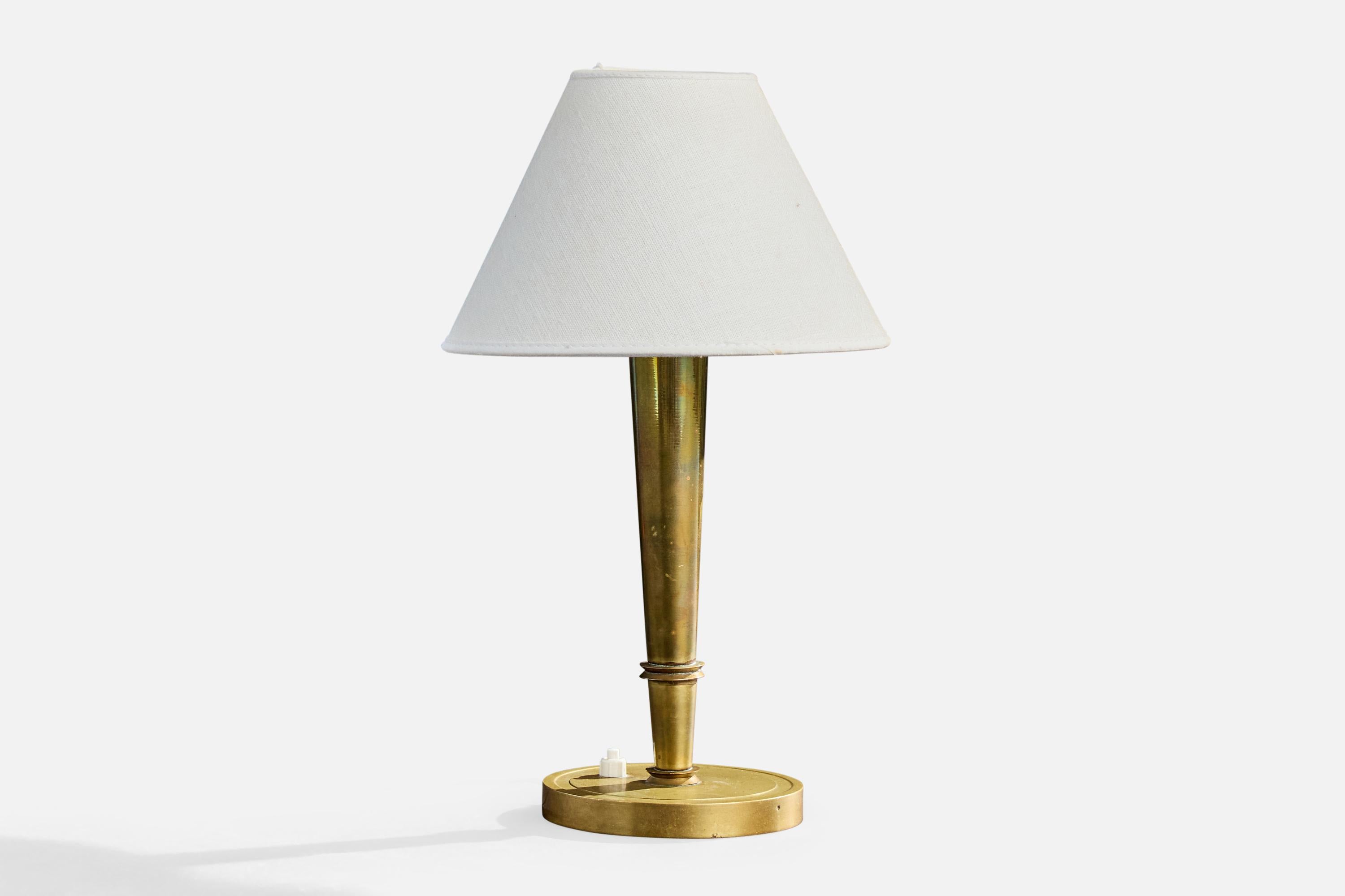 Tischlampe aus Messing, entworfen und hergestellt in Frankreich, ca. 1940er Jahre.

Abmessungen der Lampe (Zoll): 10 