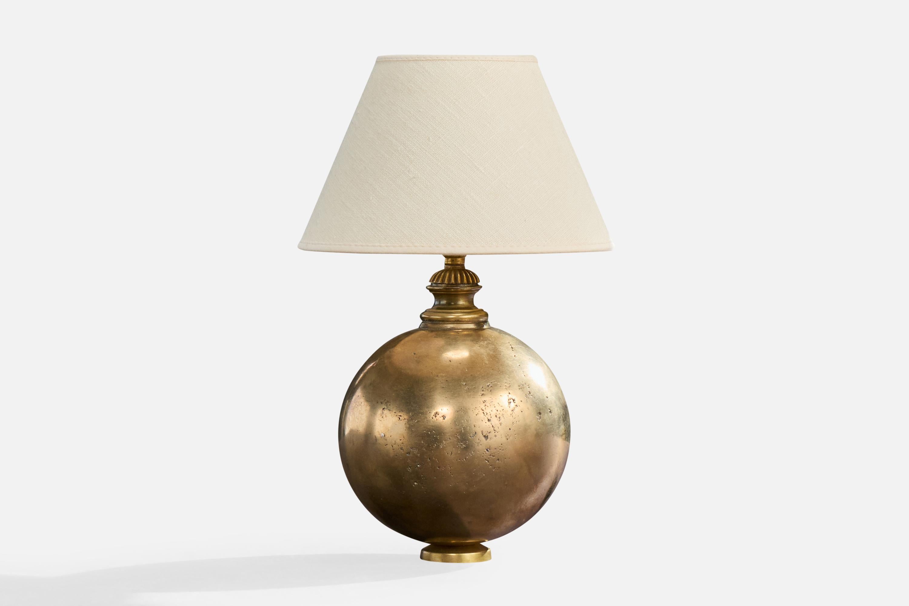 Lampe de table en laiton conçue et produite en France, c. années 1940.

Dimensions de la lampe (pouces) : 9.3 